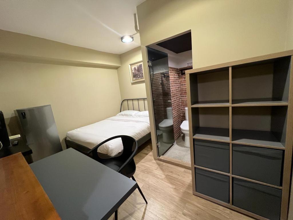 Standard King Room - Photo 14