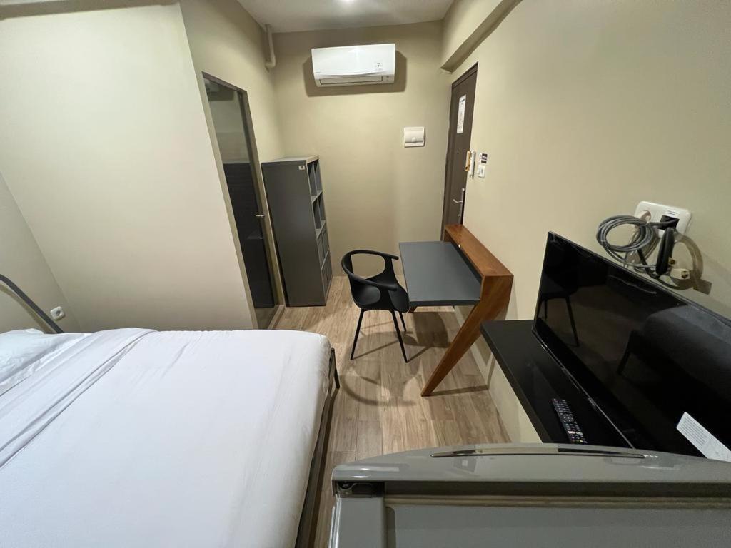 Standard King Room - Photo 15