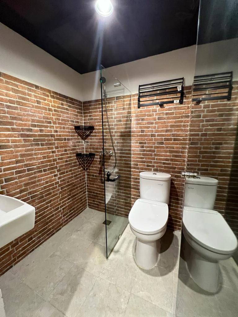 Standard King Room - Photo 12