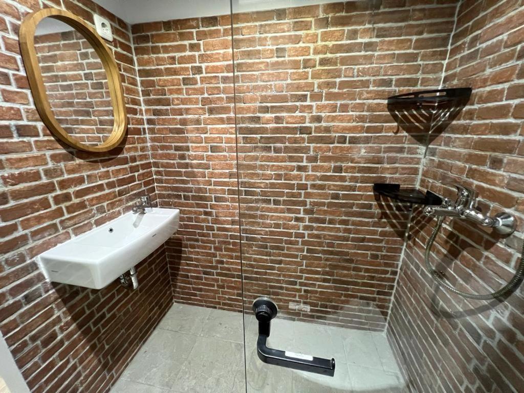 Standard King Room - Photo 13