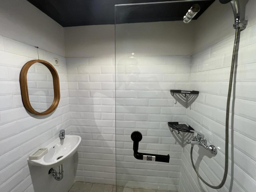 Standard King Room - Photo 7