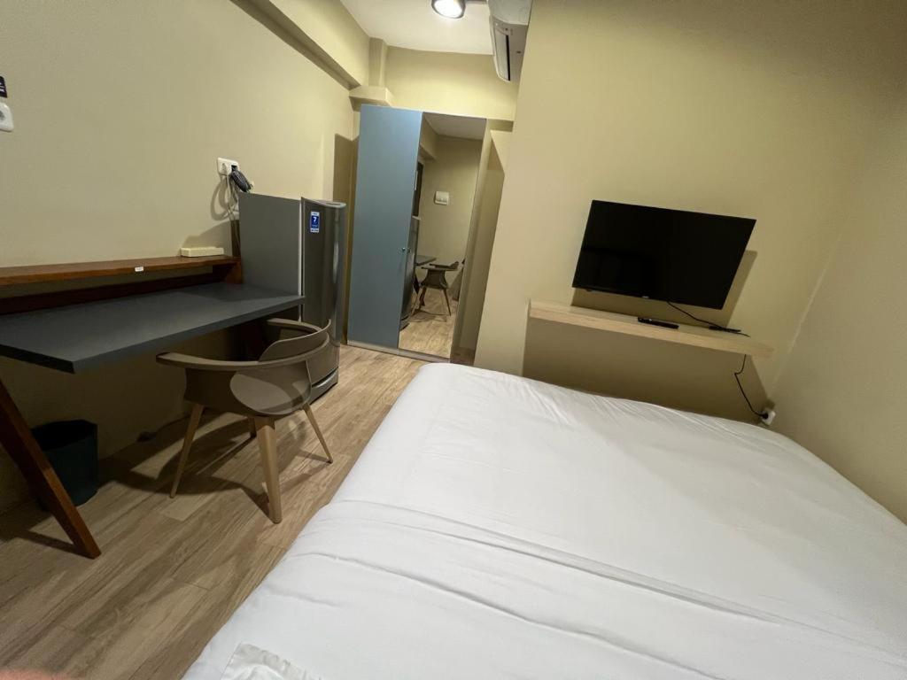 Standard King Room - Photo 9