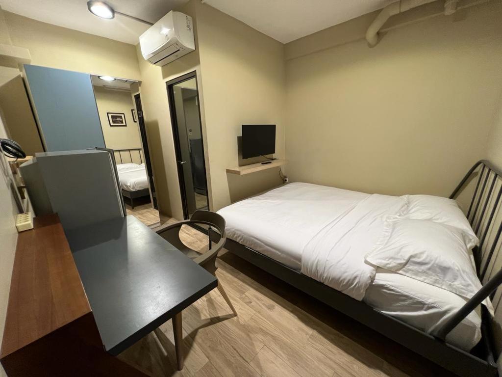 Standard King Room - Photo 10
