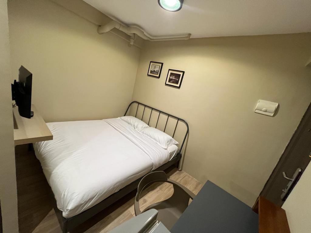 Standard King Room - Photo 8