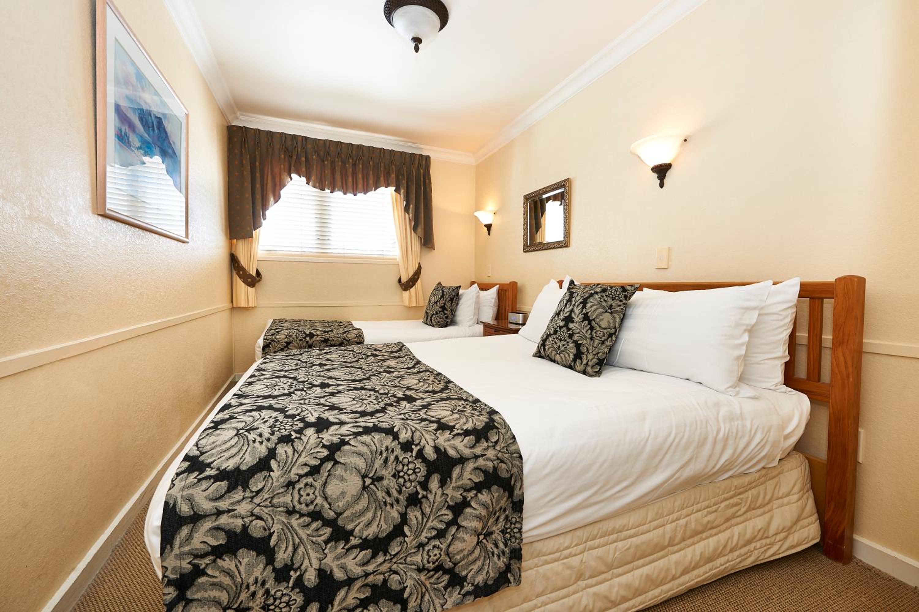 One-Bedroom Suite thumbnail 5