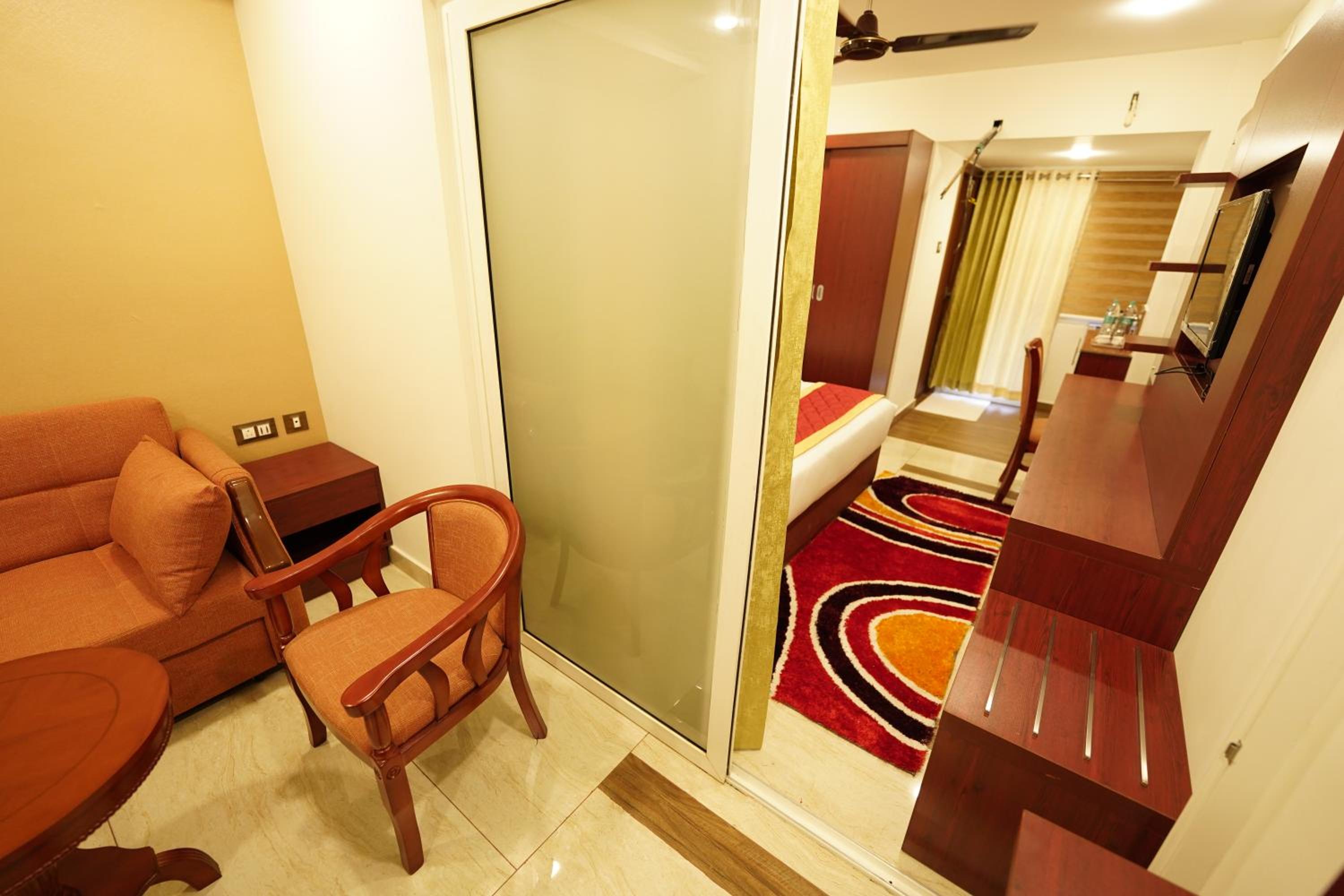 Queen Suite - Photo 8