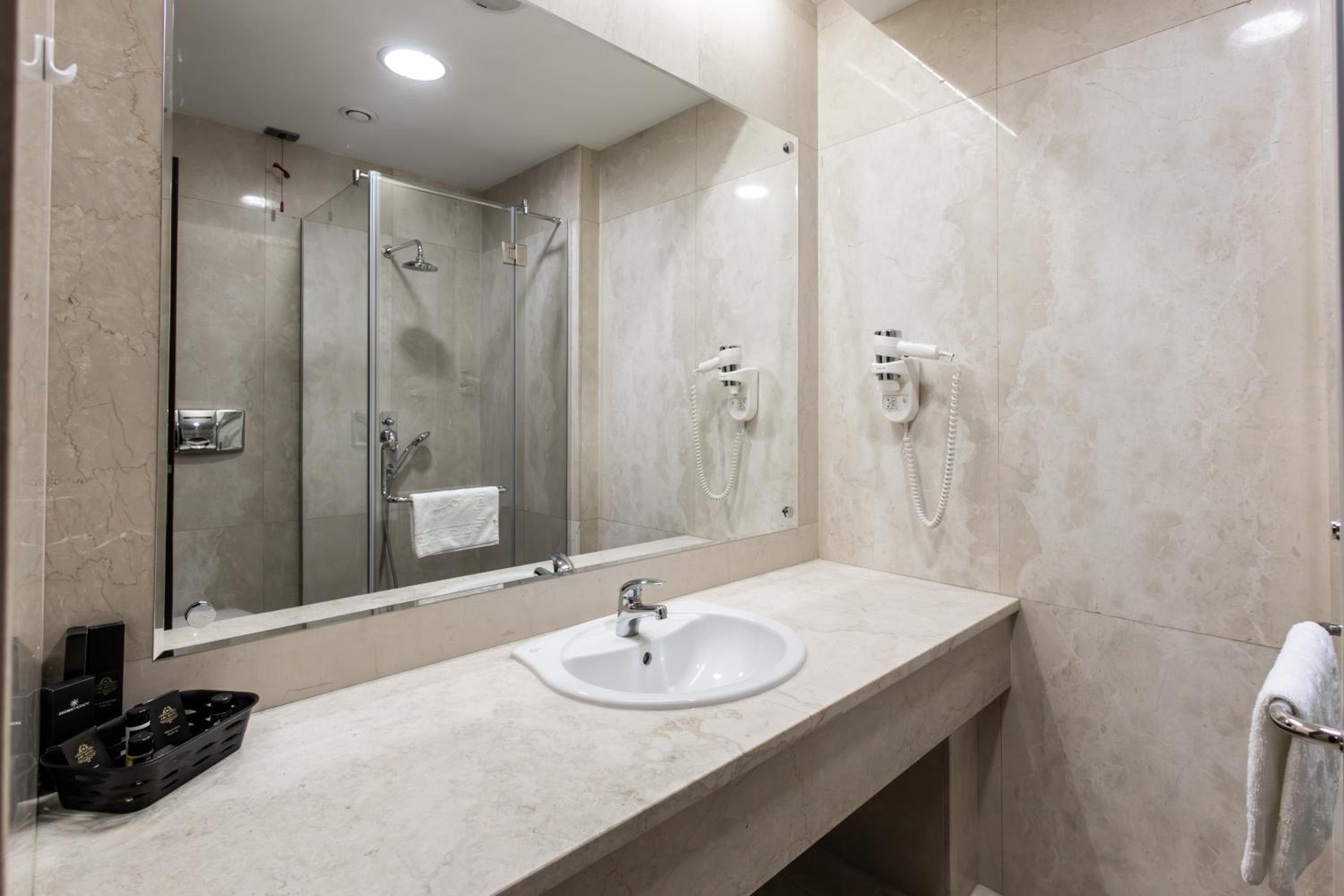 King Suite with Spa Bath photo 3