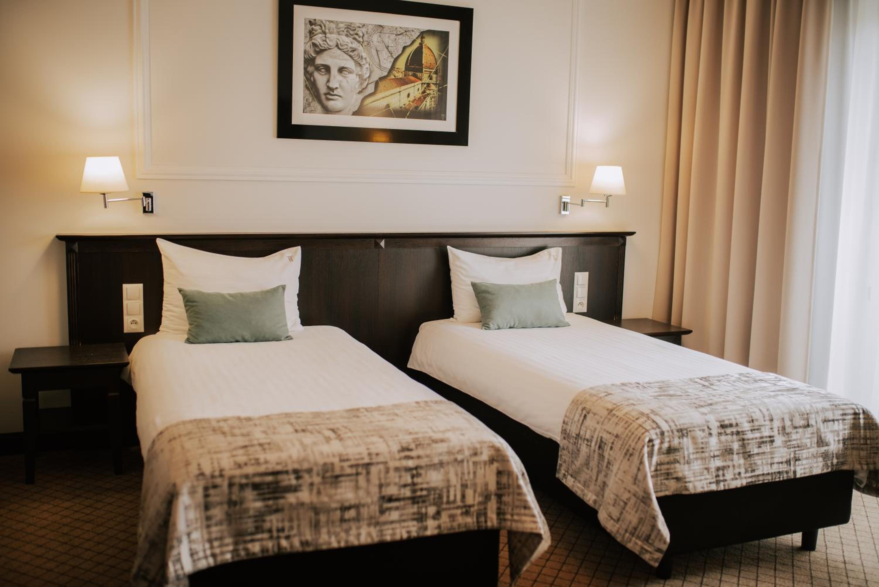 Large Twin Room - Photo 3