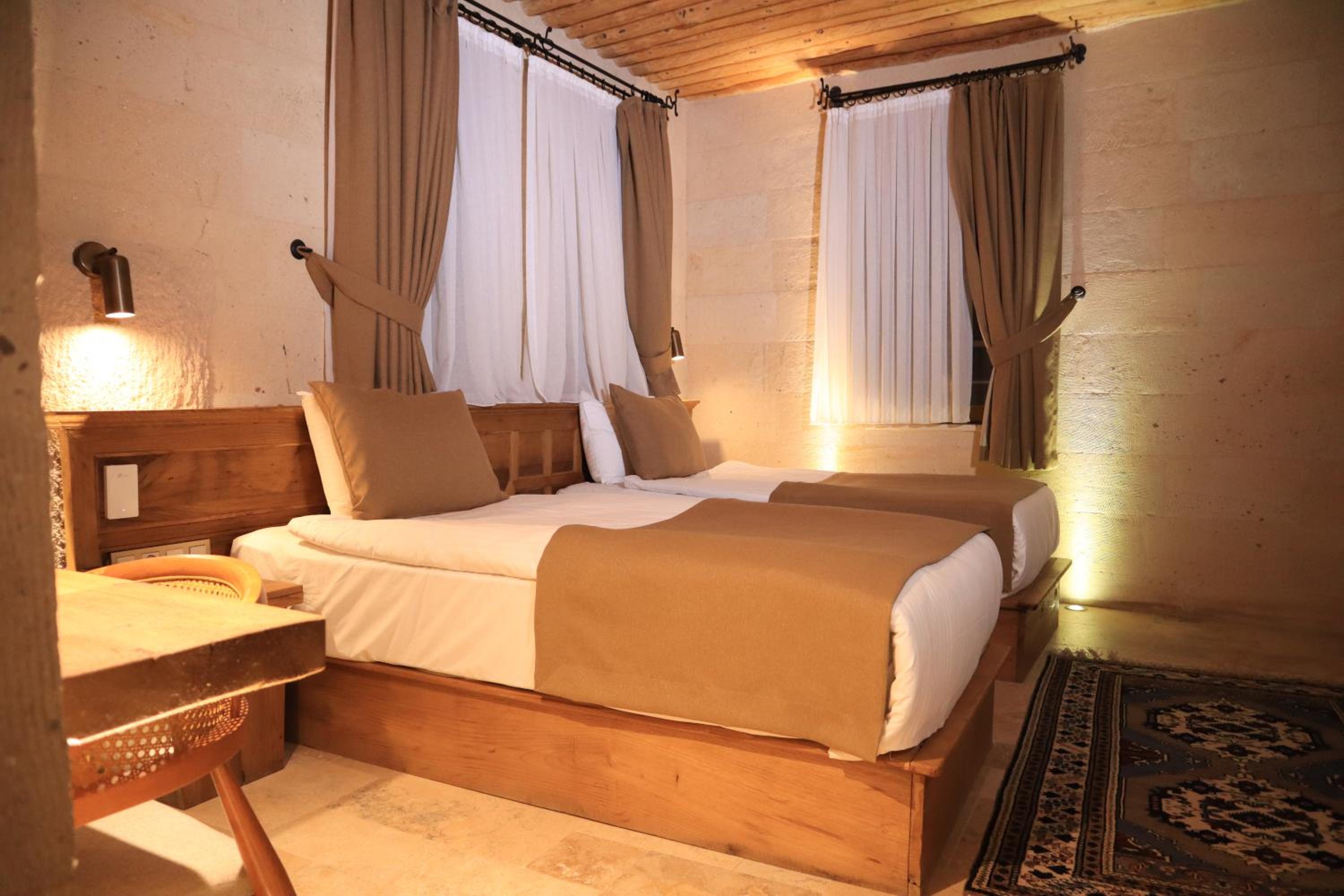 Deluxe Suite with Twin Beds - Photo 2