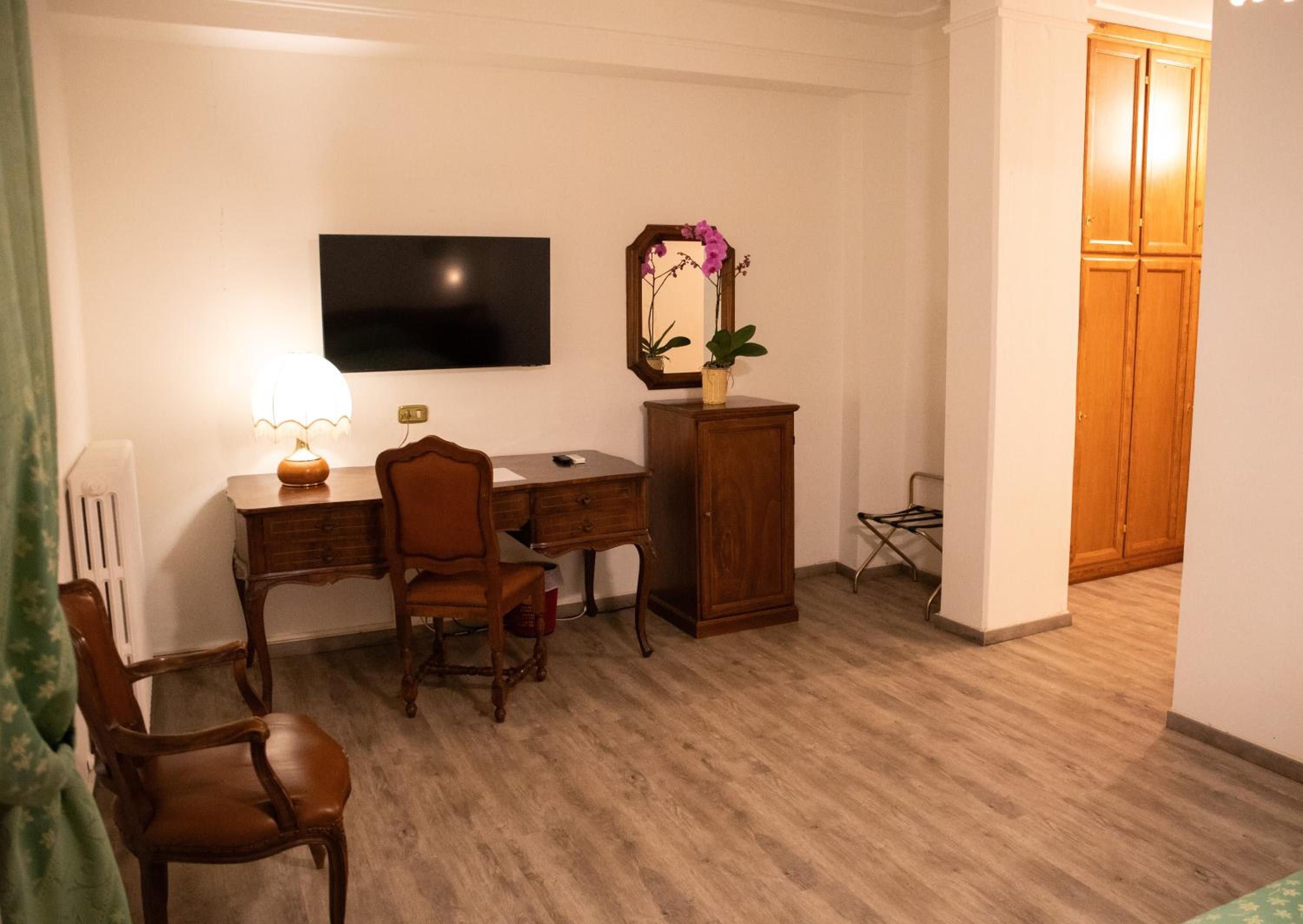 Double or Twin Room - Photo 7