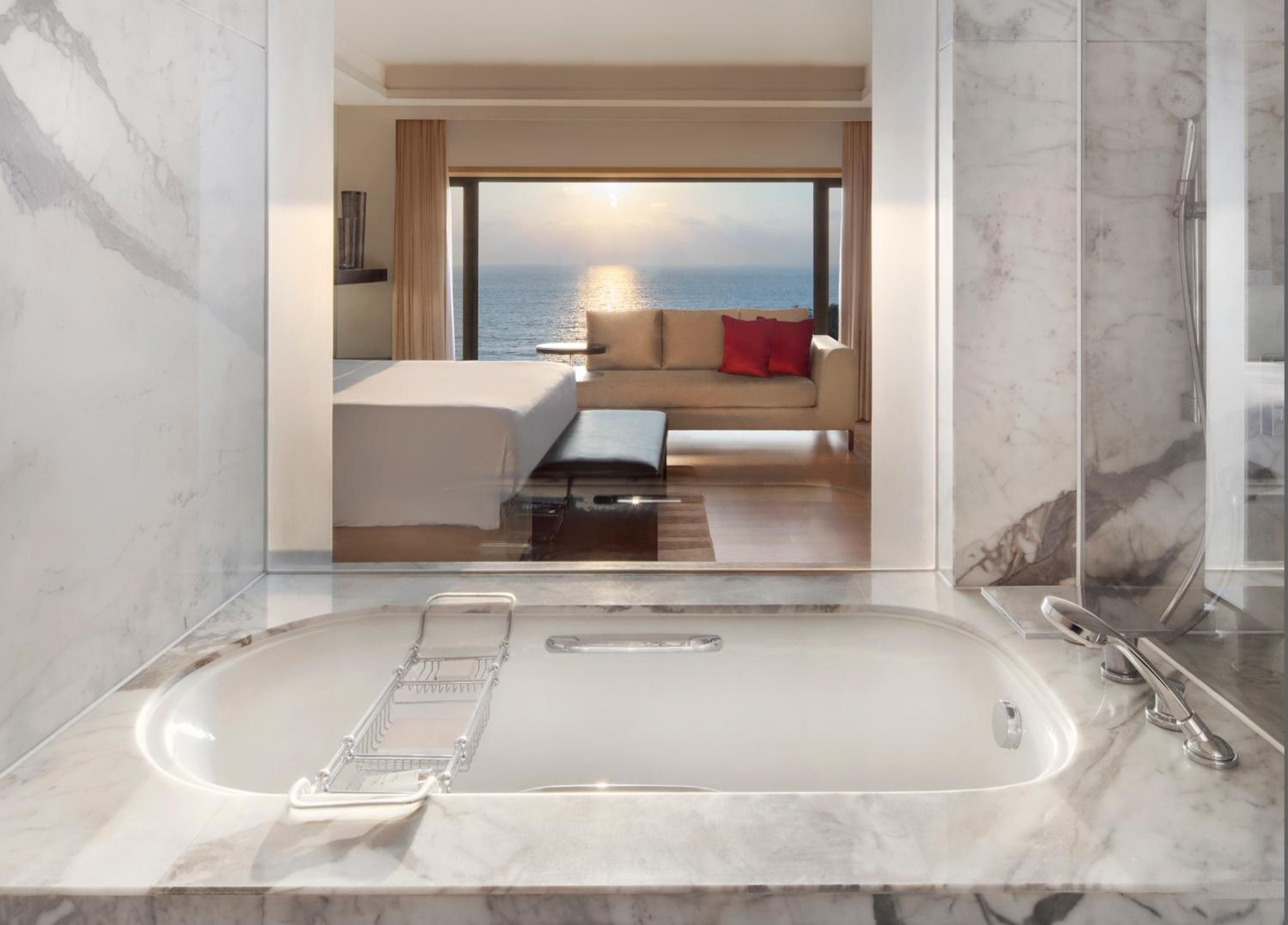 1 King Bed, Ocean View, Executive Lounge Access, Sunset Suite (Enjoy 10% off on Food & Soft Beverages and Laundry)