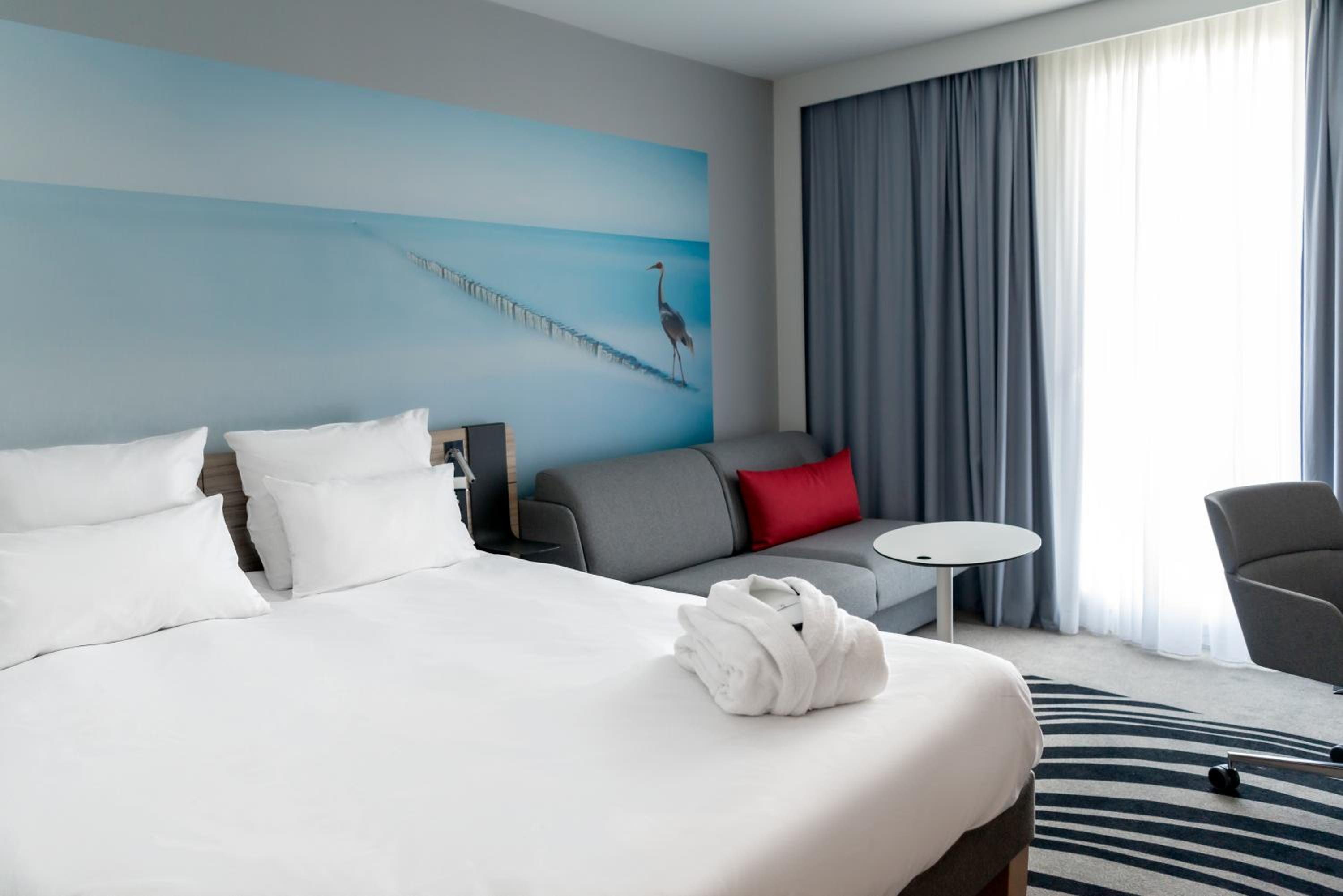 Executive Room with One Queen Bed and One Sofa - Photo 8