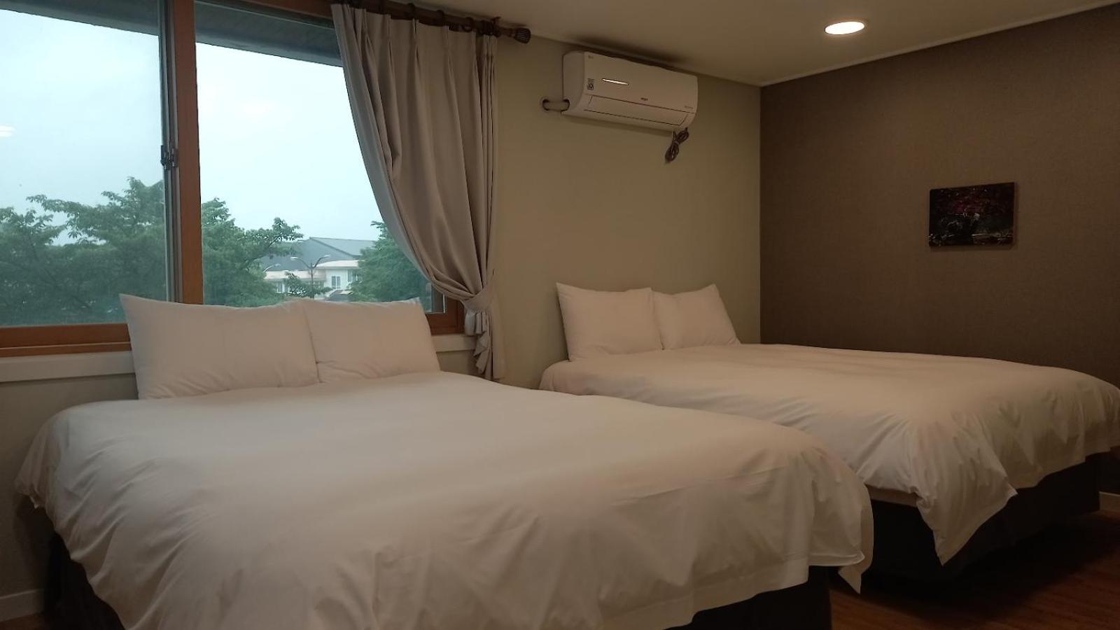 Double Room with Two Double Beds - Photo 2