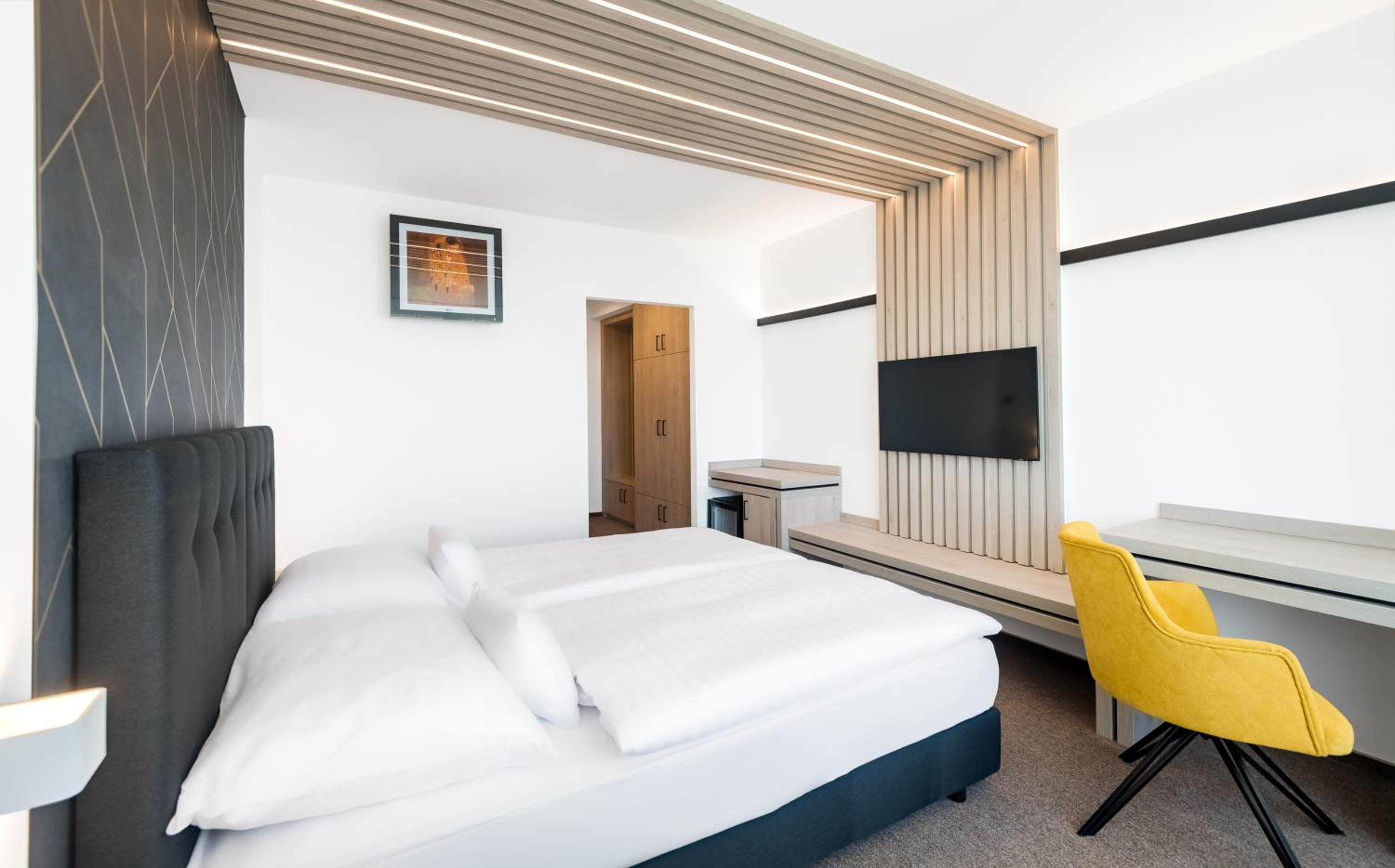 Standard Double or Twin Room with Balcony thumbnail 5