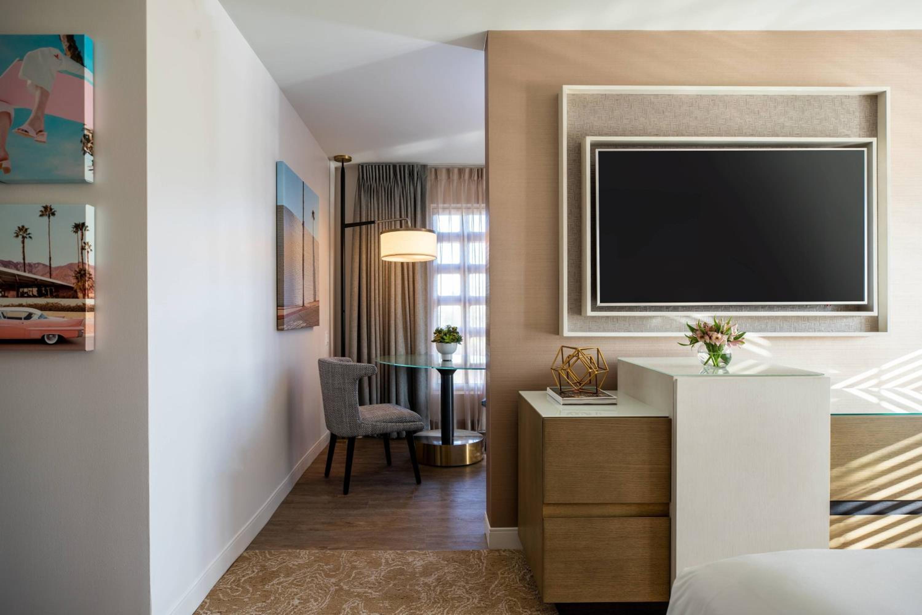 1 Bedroom Studio Suite, 1 King, Sofa bed, Balcony - Photo 3