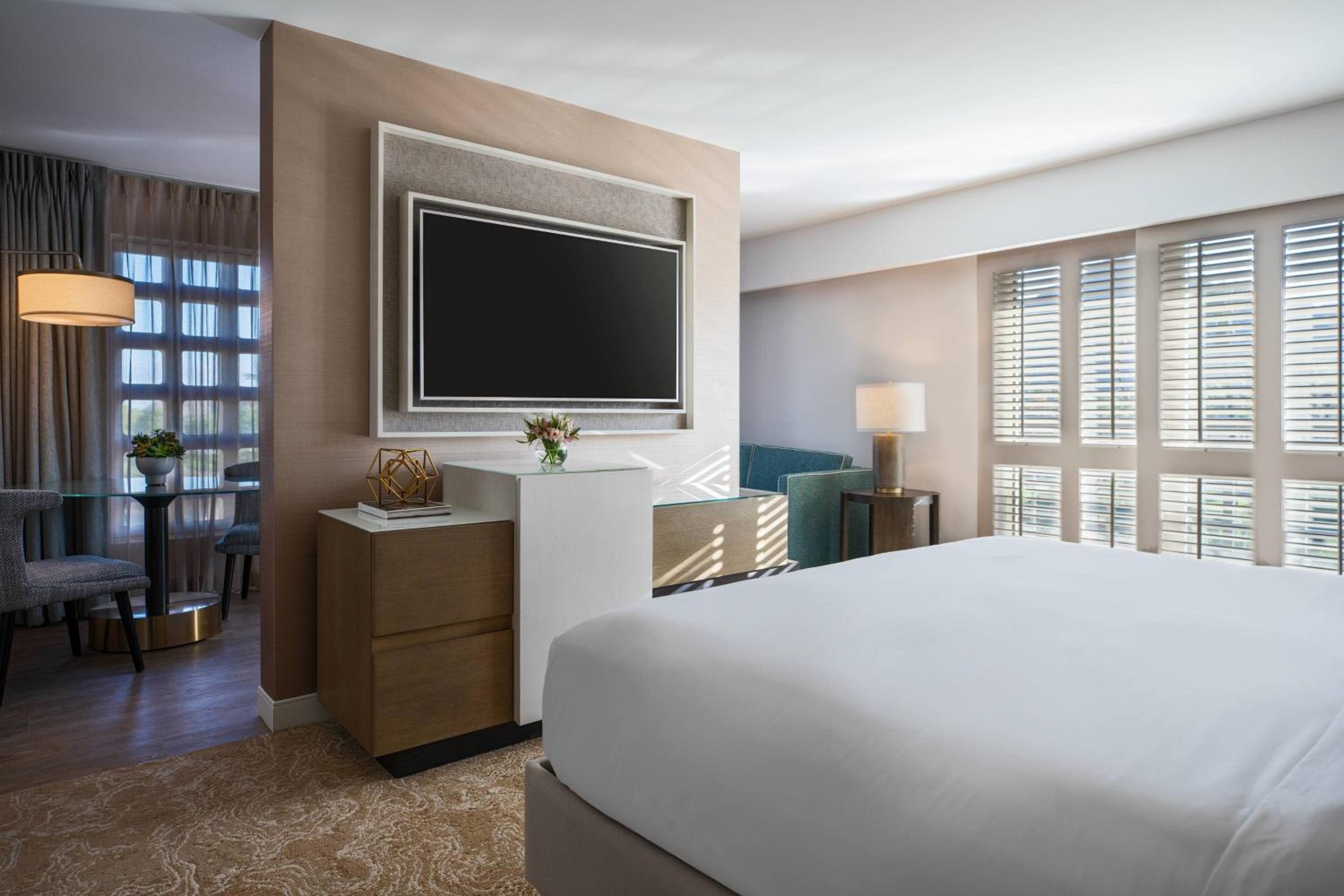 1 Bedroom Studio Suite, 1 King, Sofa bed, Balcony - Photo 1
