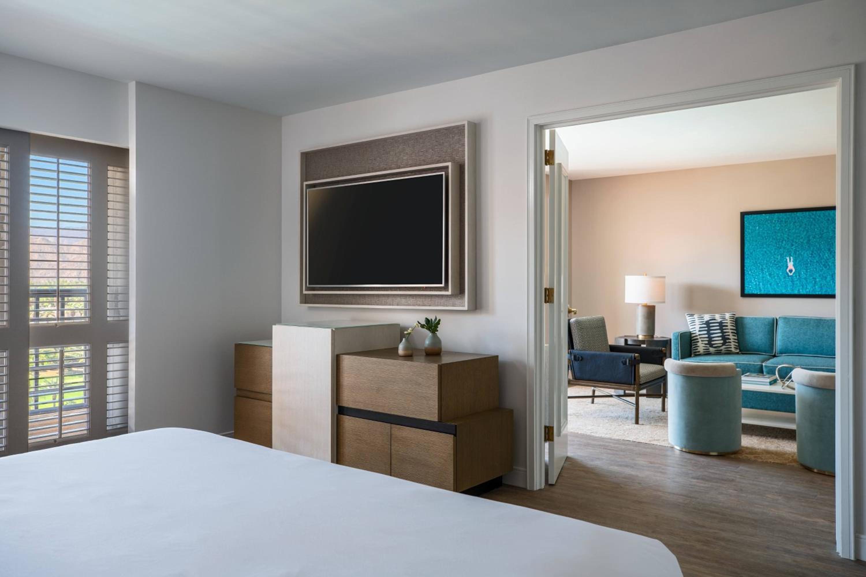 One-Bedroom Executive King Suite with Resort View - Photo 4