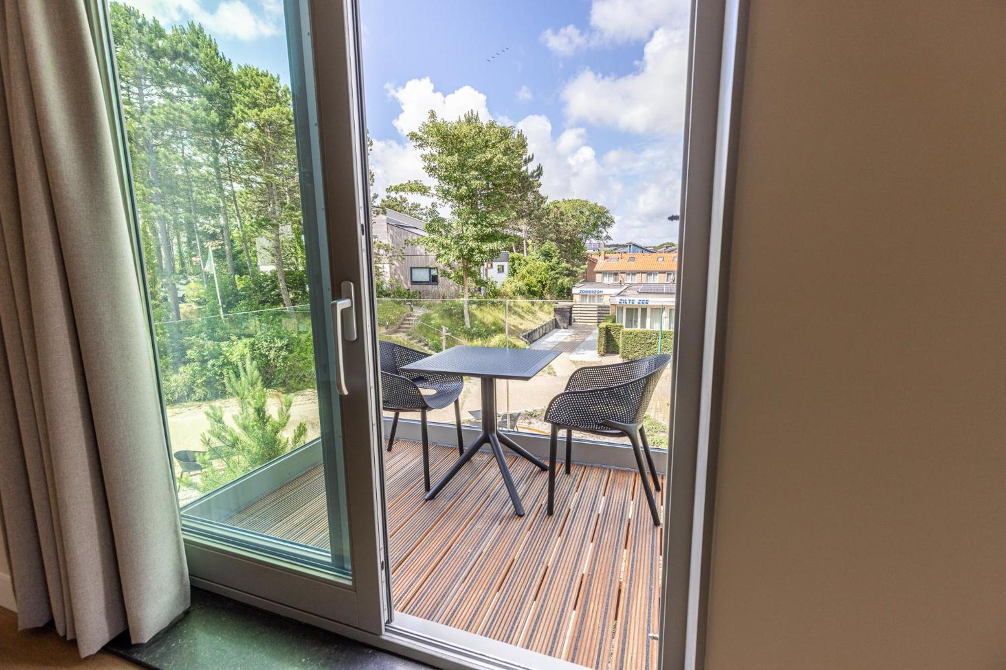 Apartment with Balcony photo 2