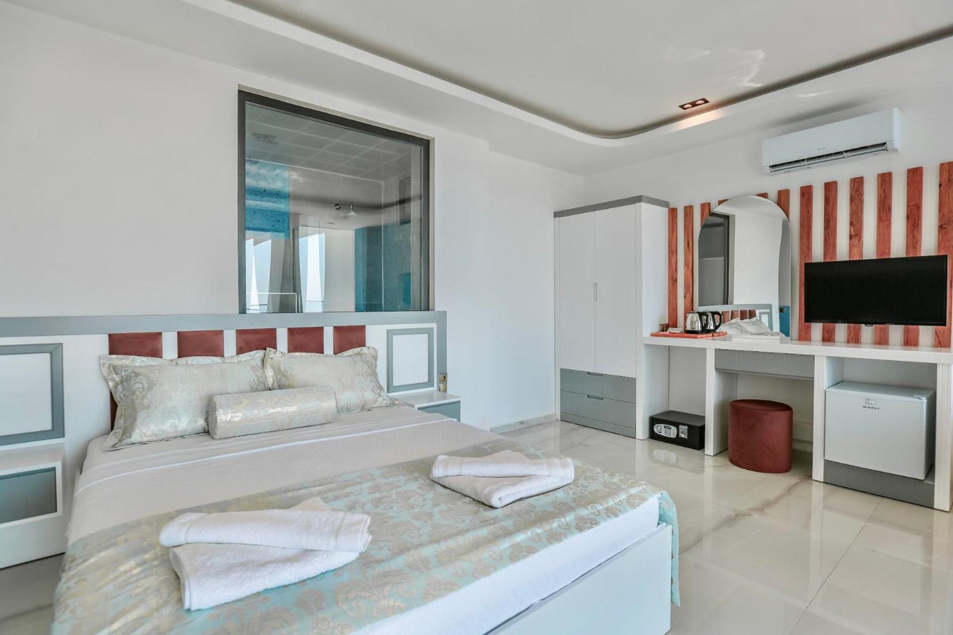 King Room with Balcony - Photo 15