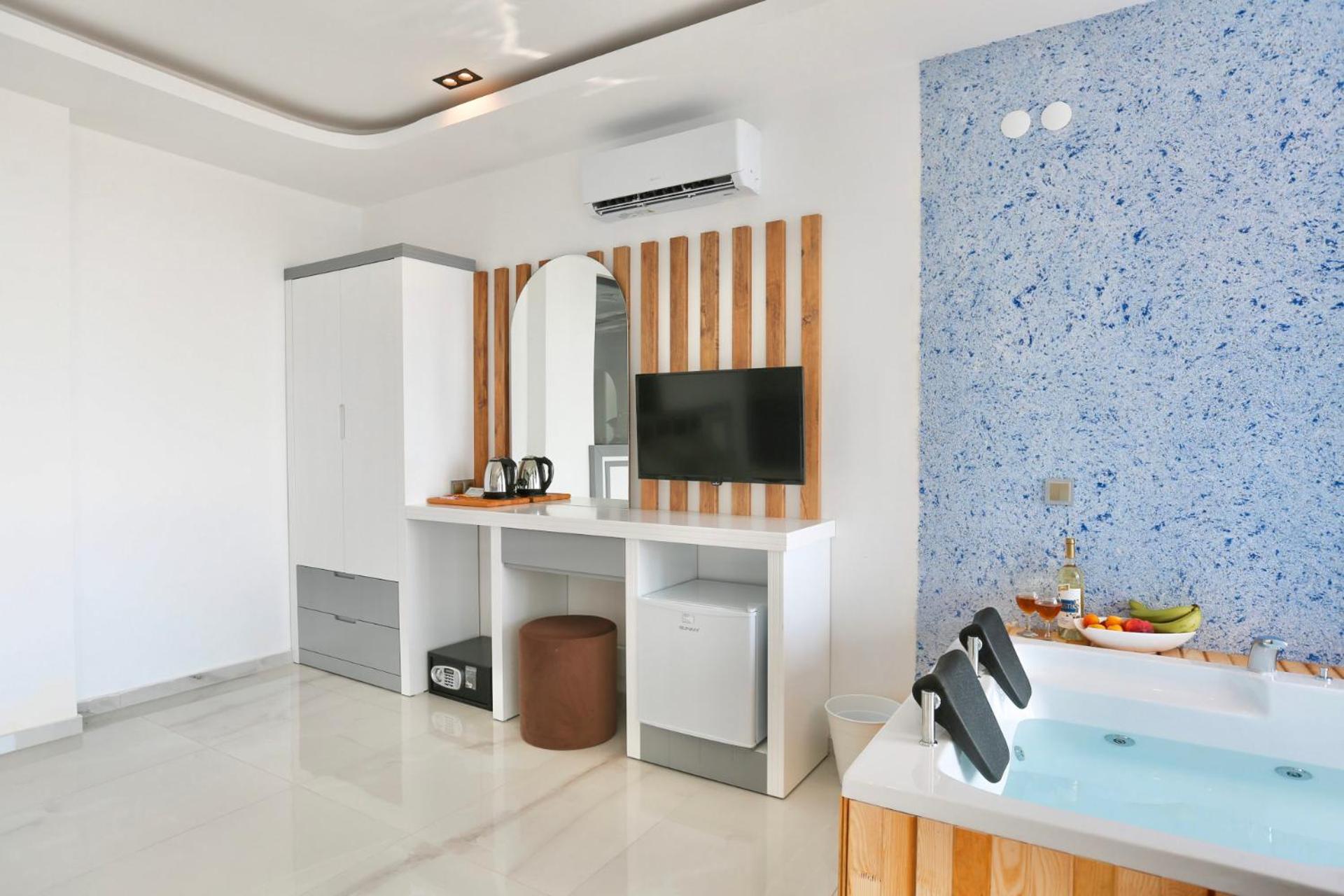 King Room with Balcony - Photo 10