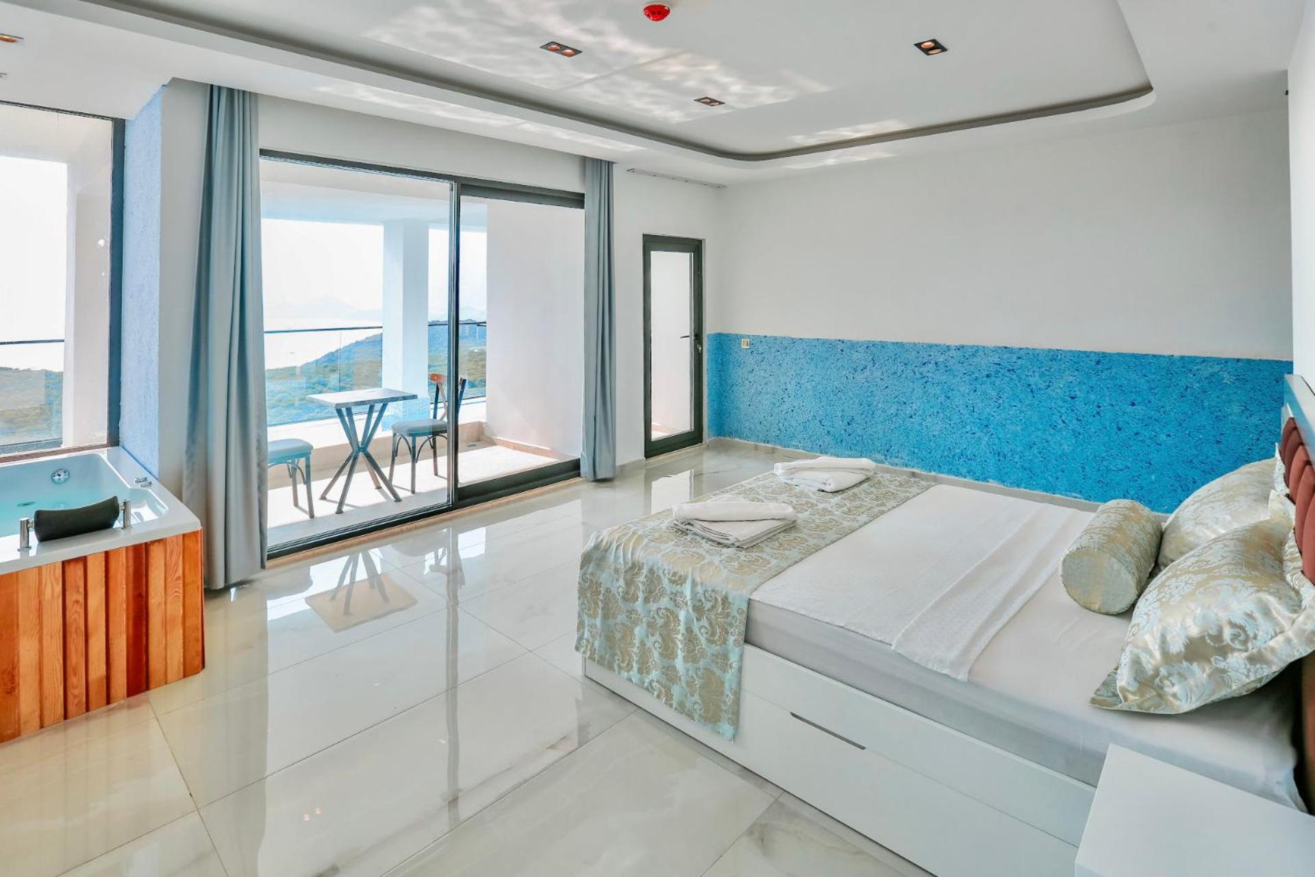 King Room with Balcony - Photo 14