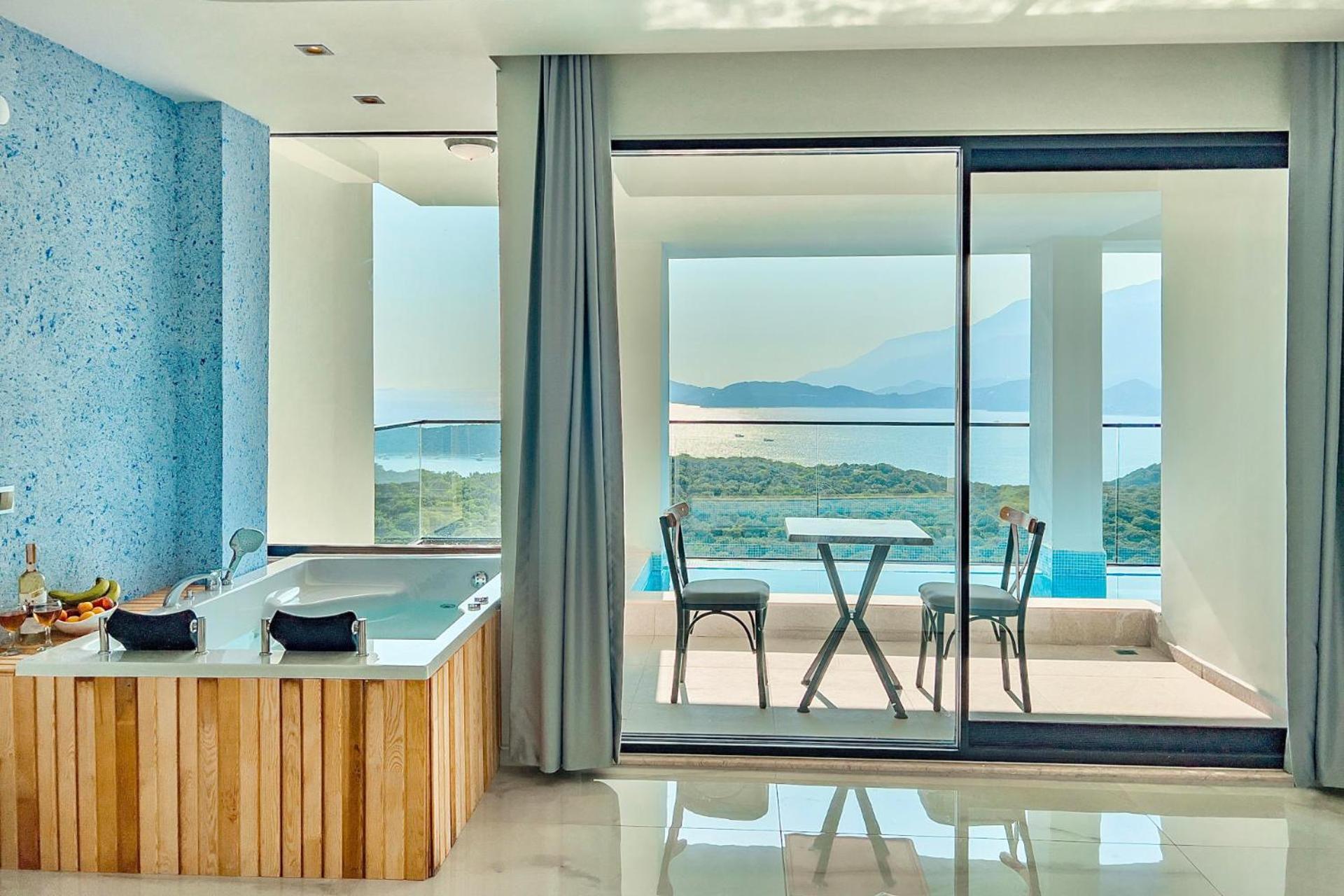King Room with Balcony - Photo 9