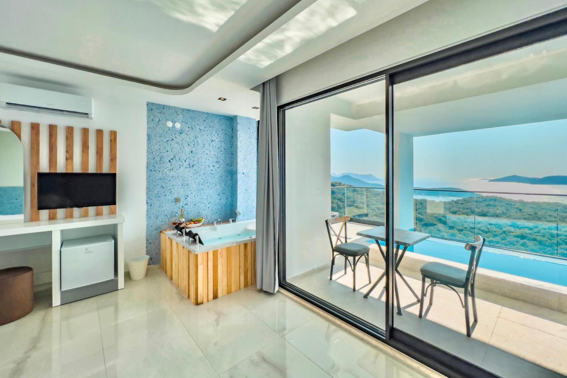 King Room with Balcony - Photo 8