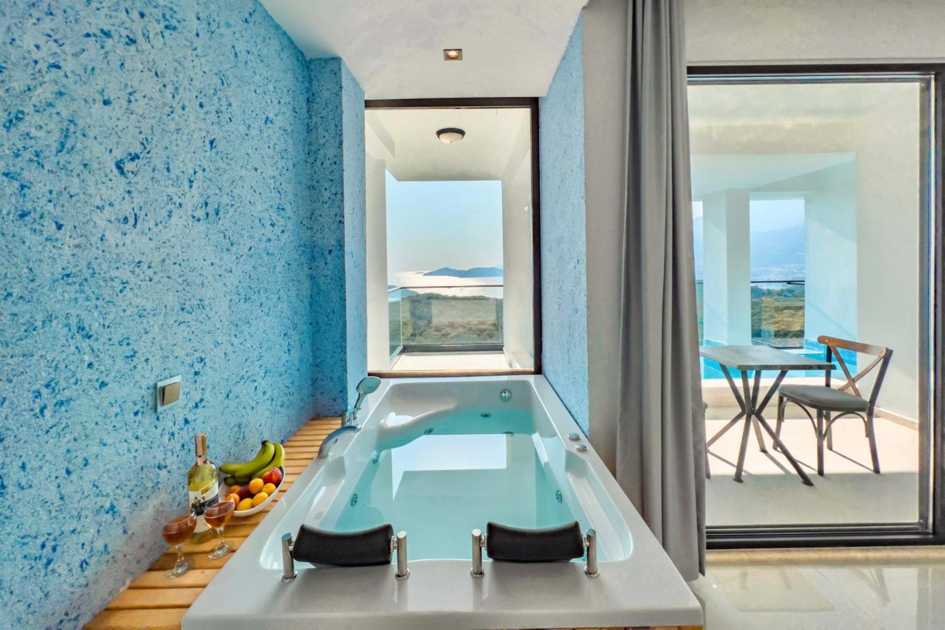 King Room with Balcony - Photo 7