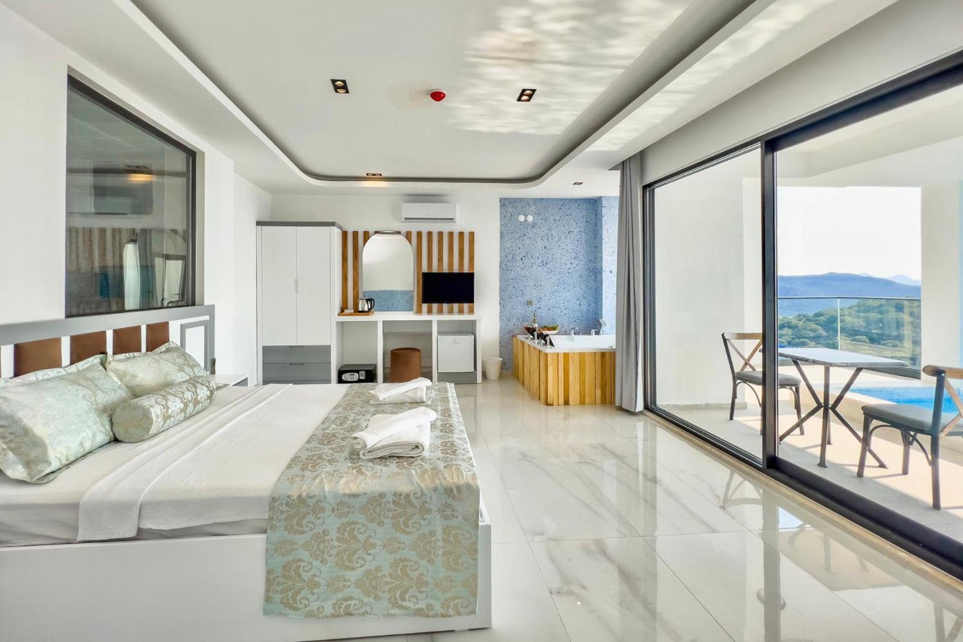 King Room with Balcony - Photo 6