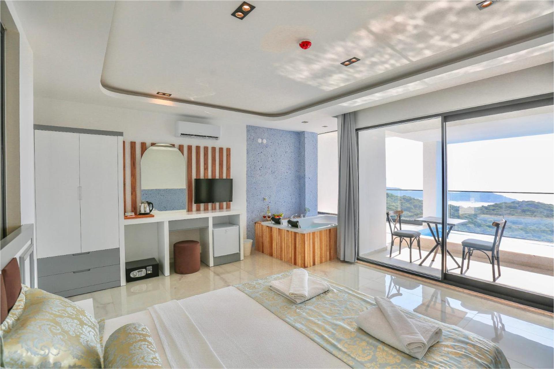 King Room with Balcony - Photo 5