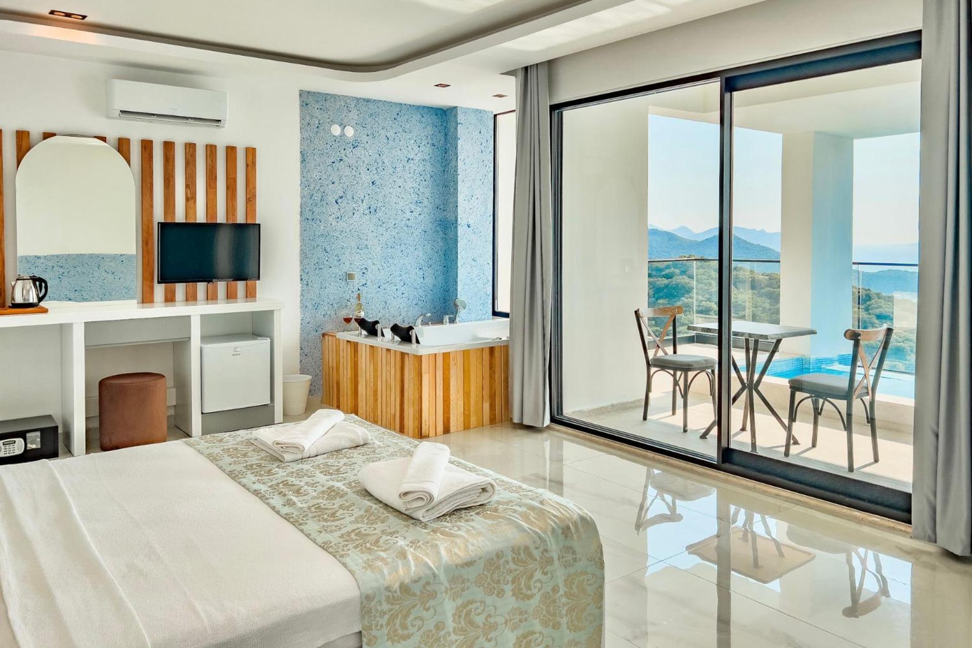 King Room with Balcony - Photo 2