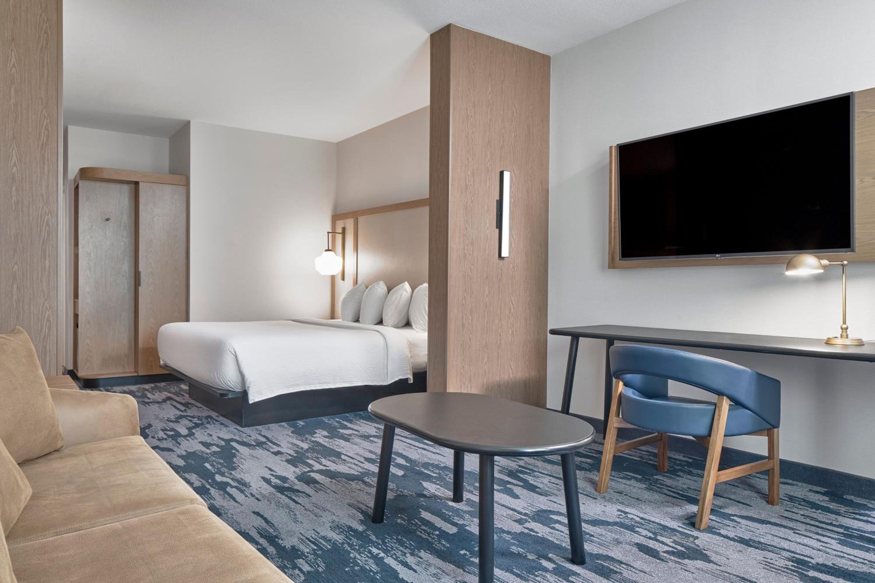 Suite, 1 King, Sofa bed photo 2