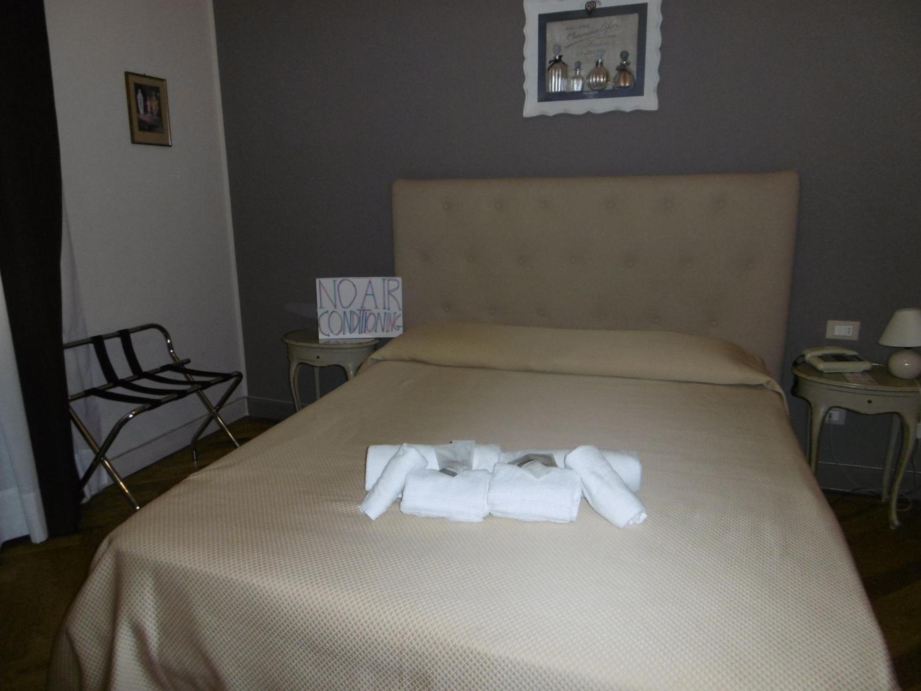 Standard Double Room - Photo 2