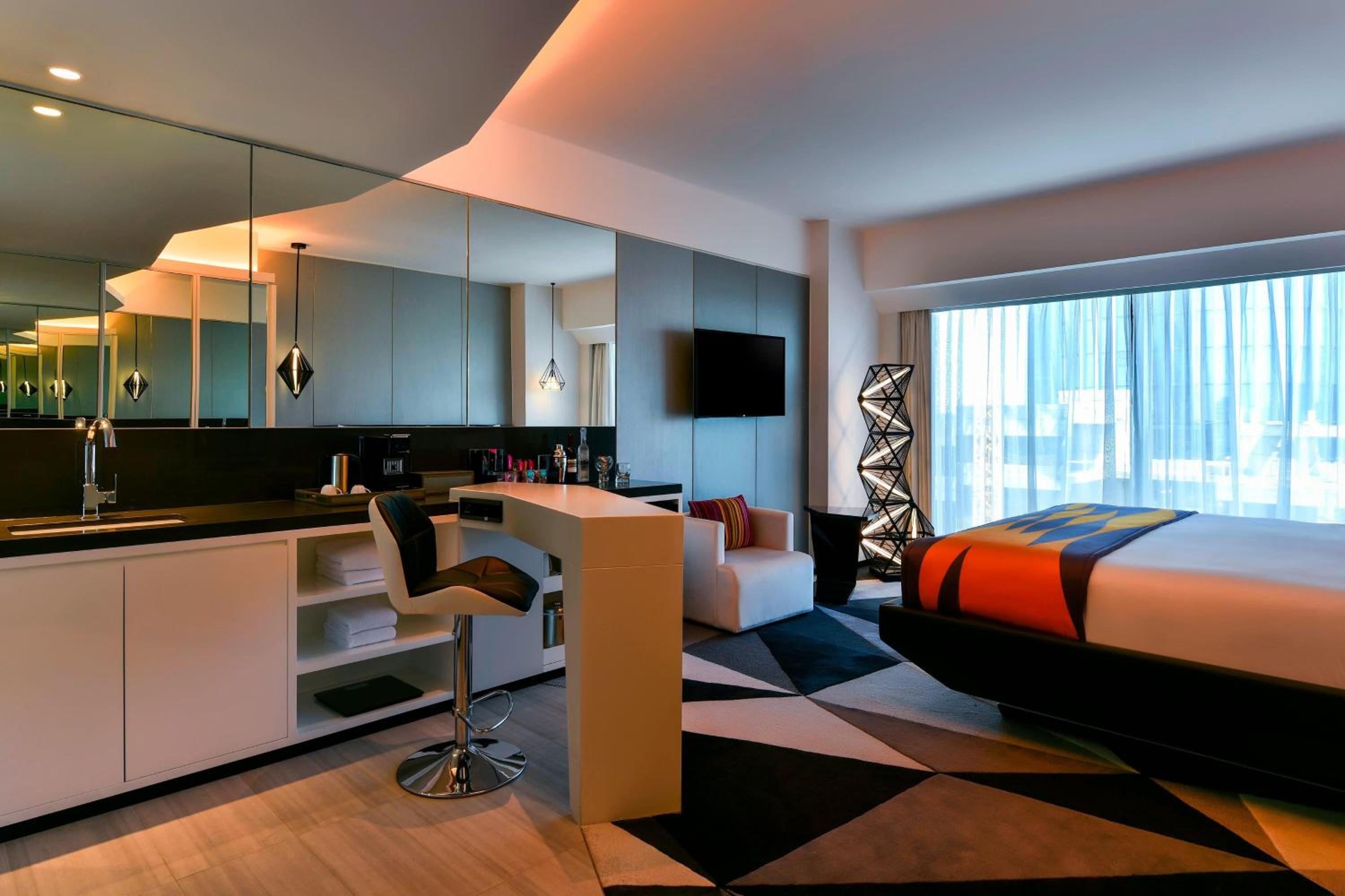 Standard Guest Room, 1 King Bed - Photo 2