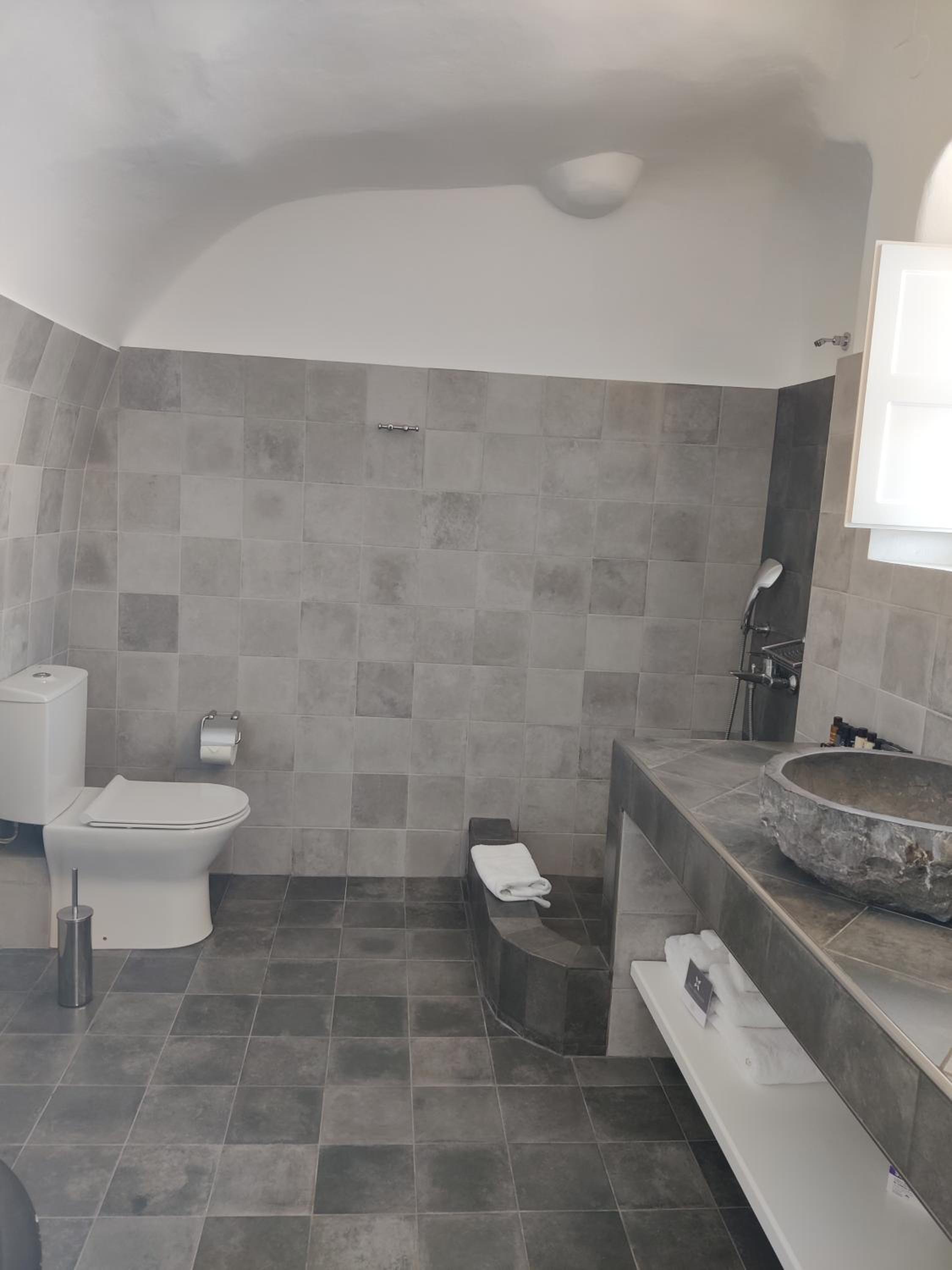 Honeymoon Suite with Sea View and Hot Tub - Photo 4