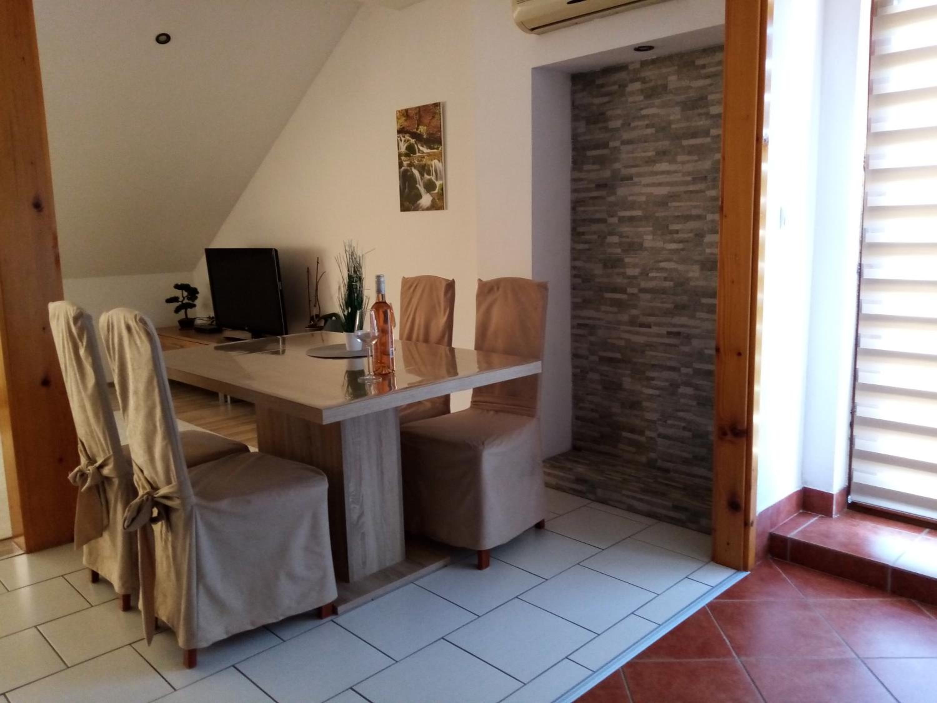 One-Bedroom Apartment with Terrace photo 2