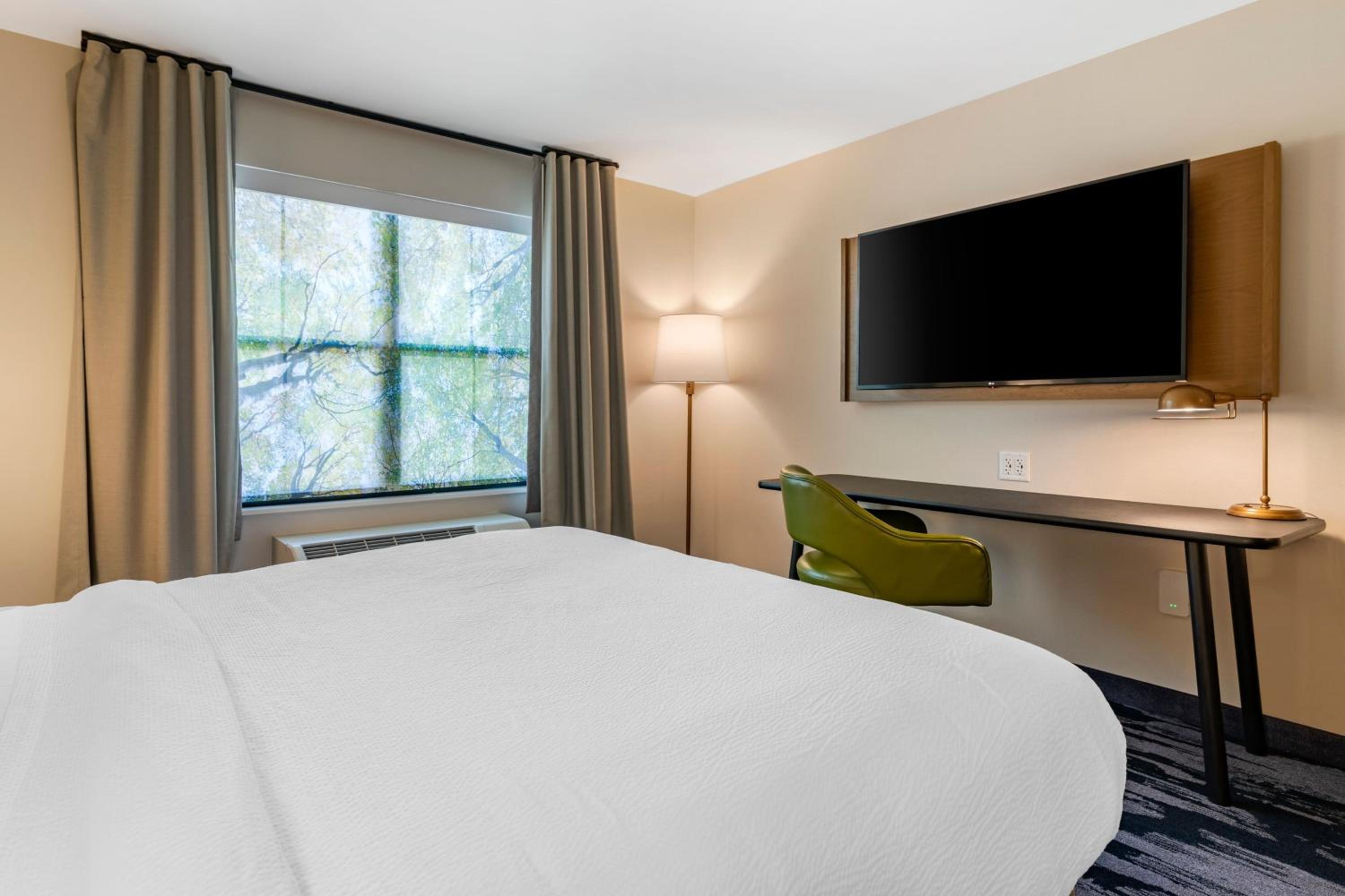 Guest room, 1 King, Mountain view