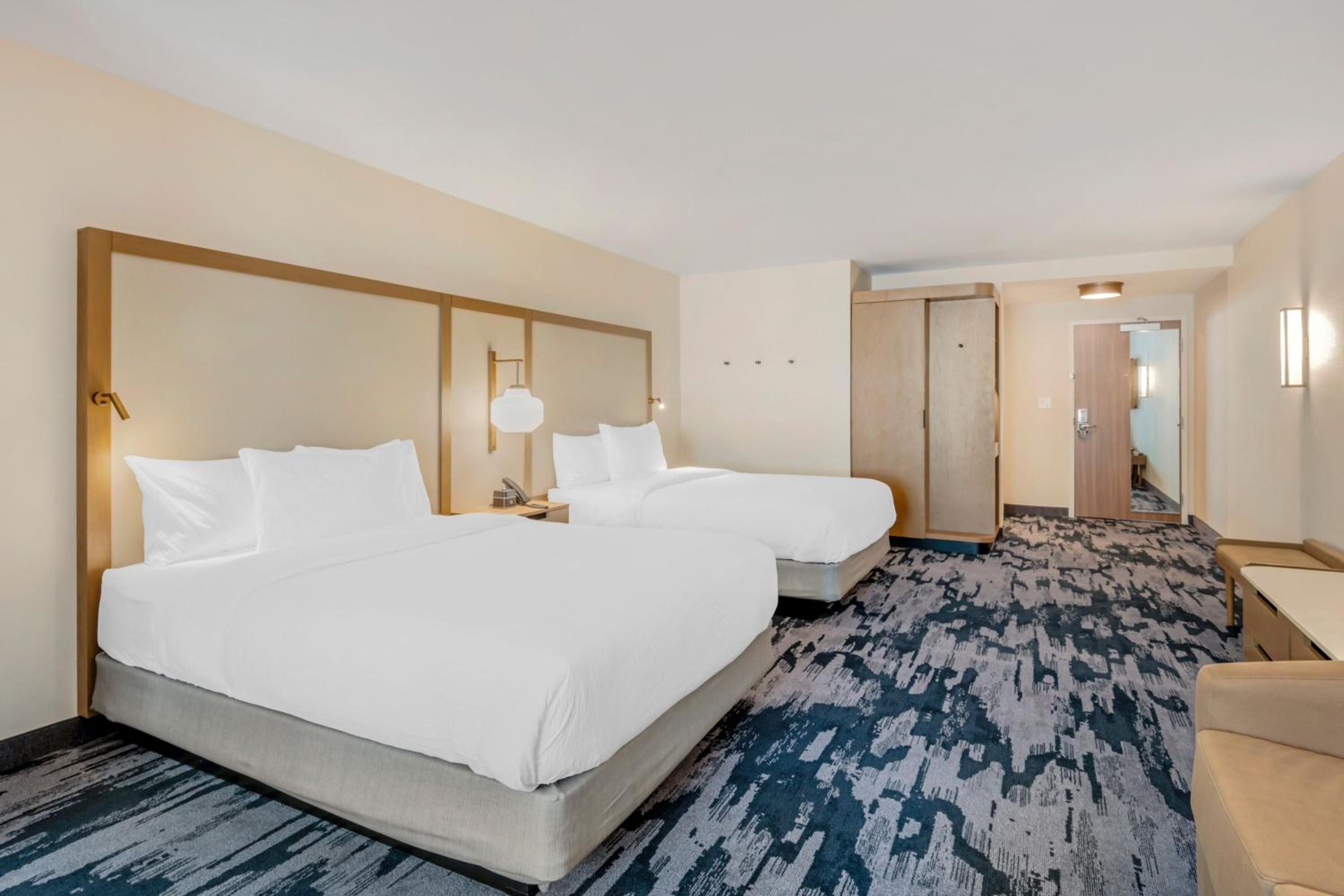 Queen Suite with Two Queen Beds and Sofa Bed - Photo 6