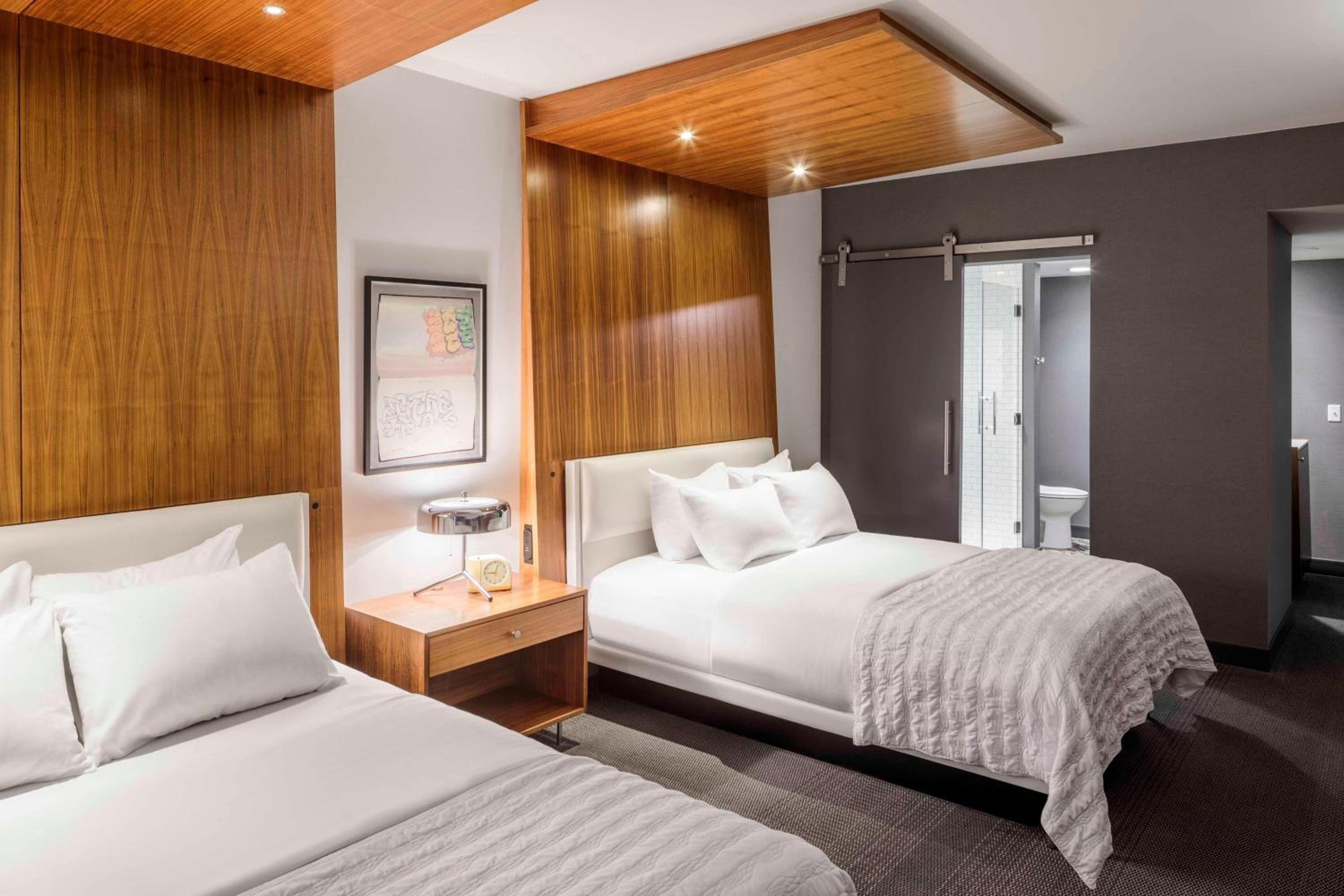 Classic Queen Room - Hearing Accessible photo 3