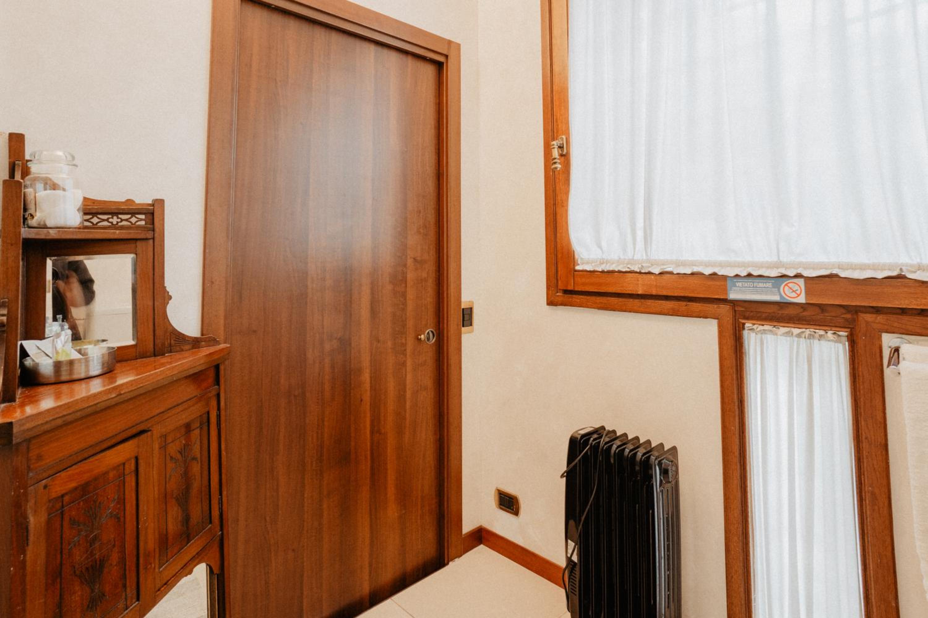 Deluxe Room - Photo 7