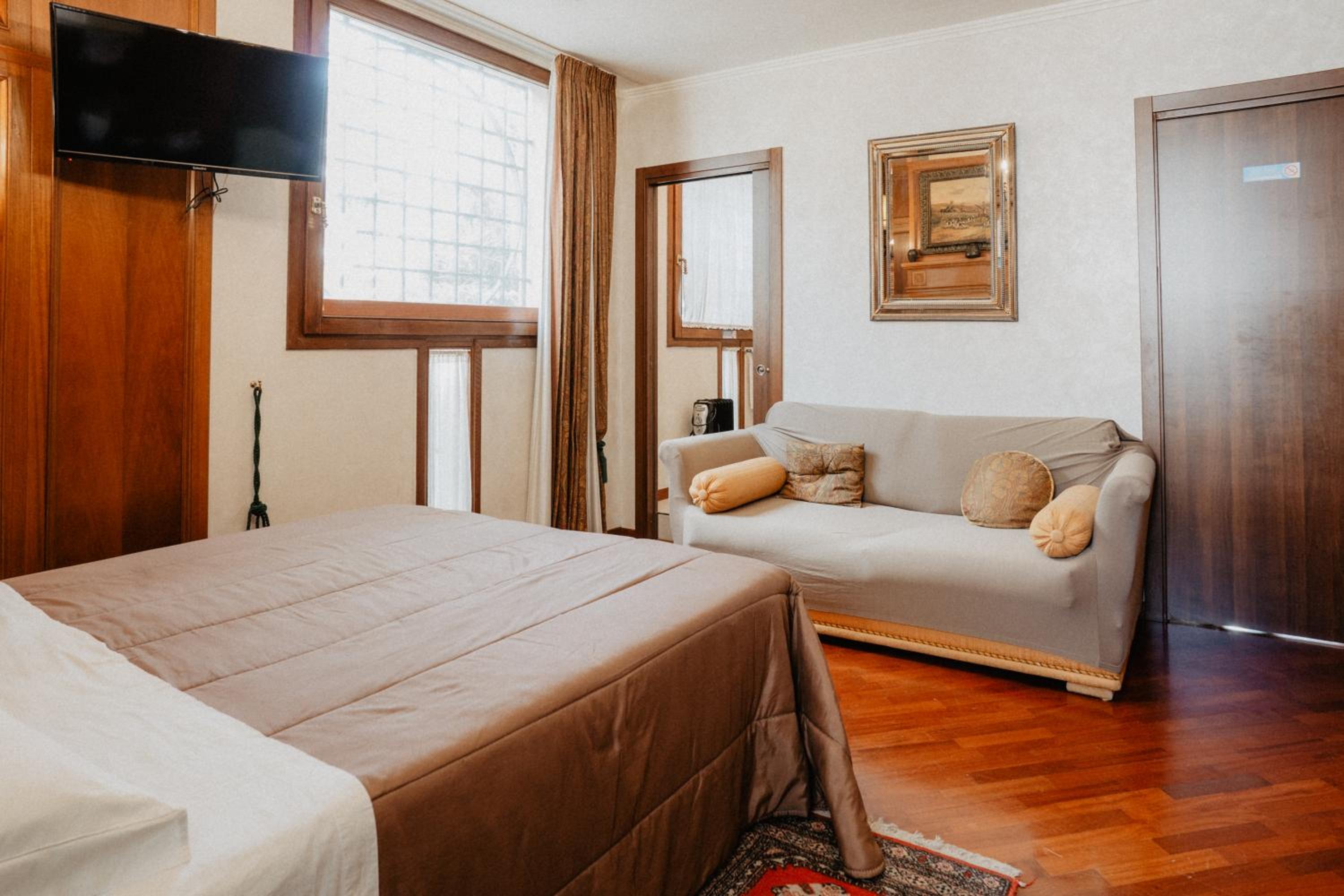 Deluxe Room - Photo 4