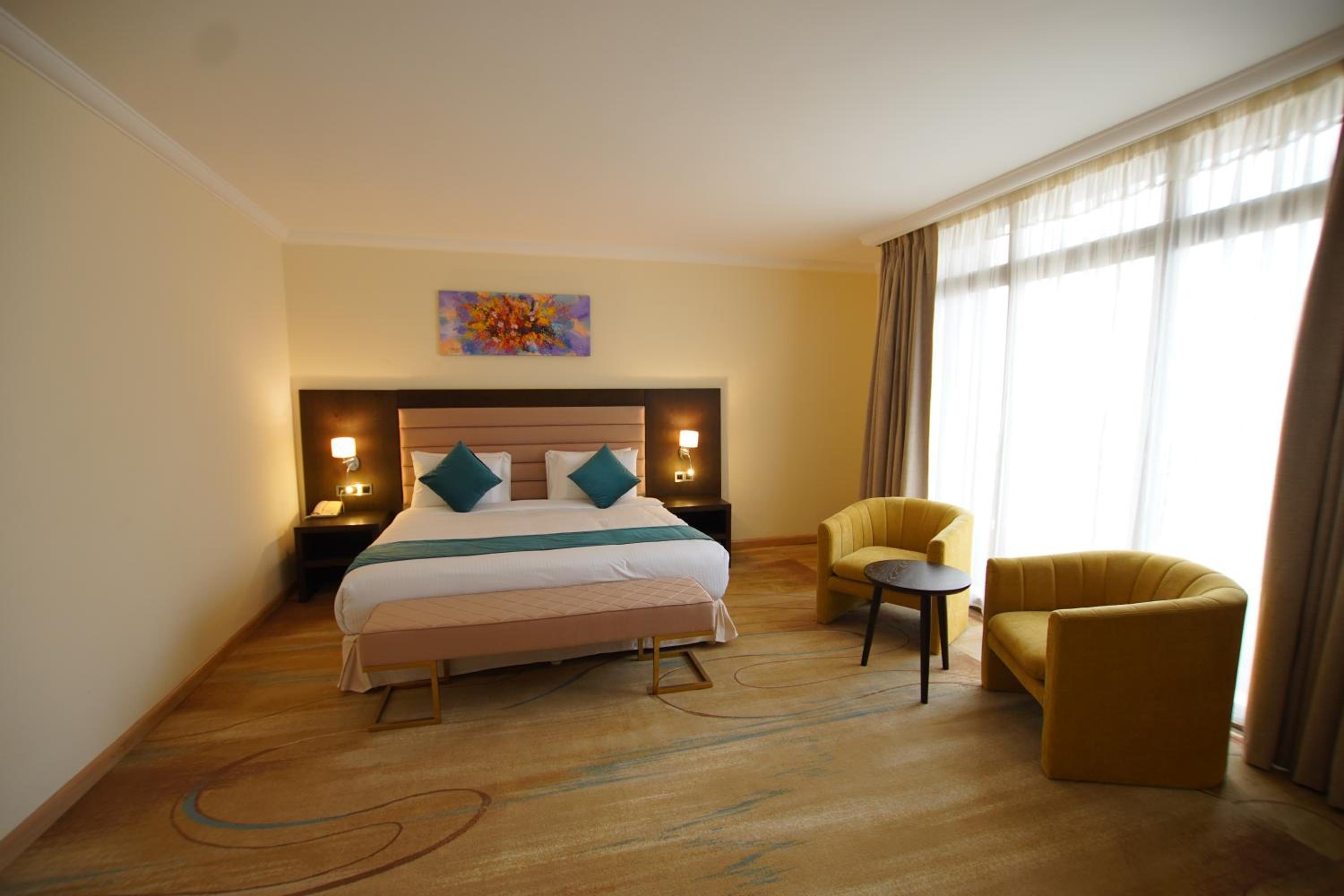Deluxe King Room with Balcony - Non-Smoking - Photo 6