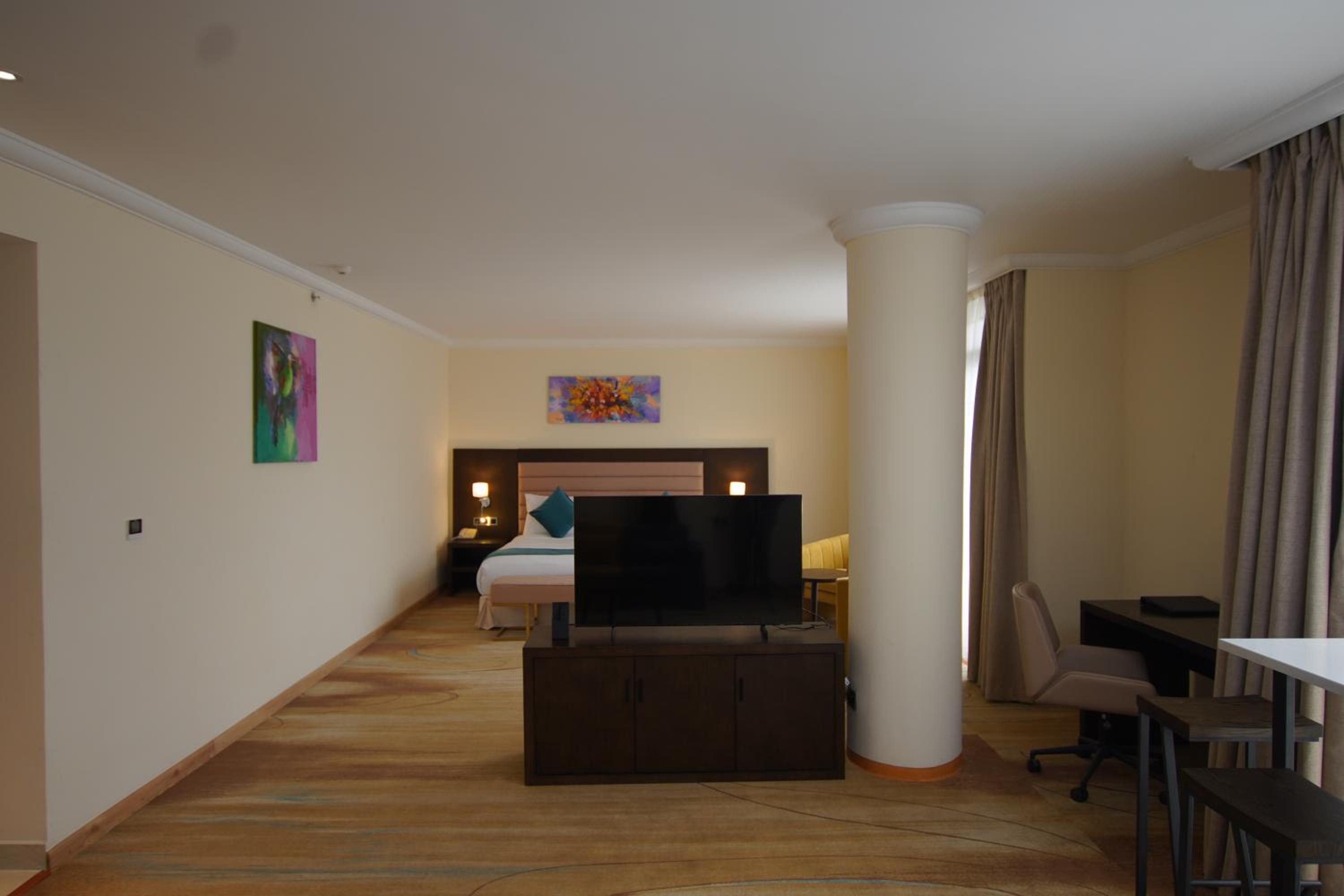 Deluxe King Room with Balcony - Non-Smoking - Photo 7