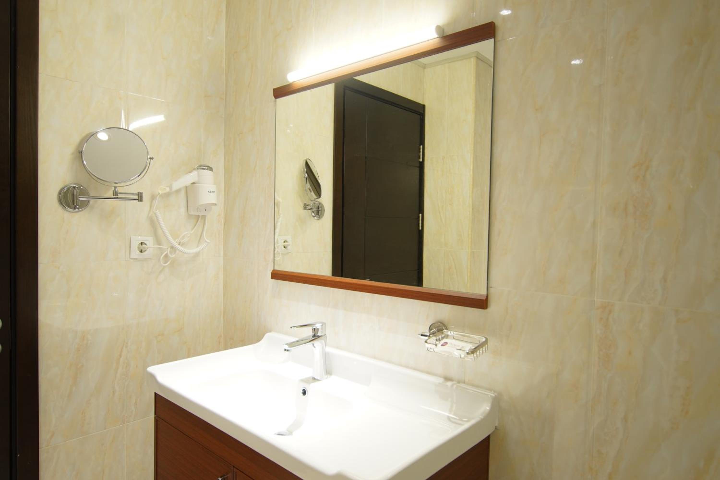 Superior Twin Room with Balcony - Non-Smoking - Photo 4