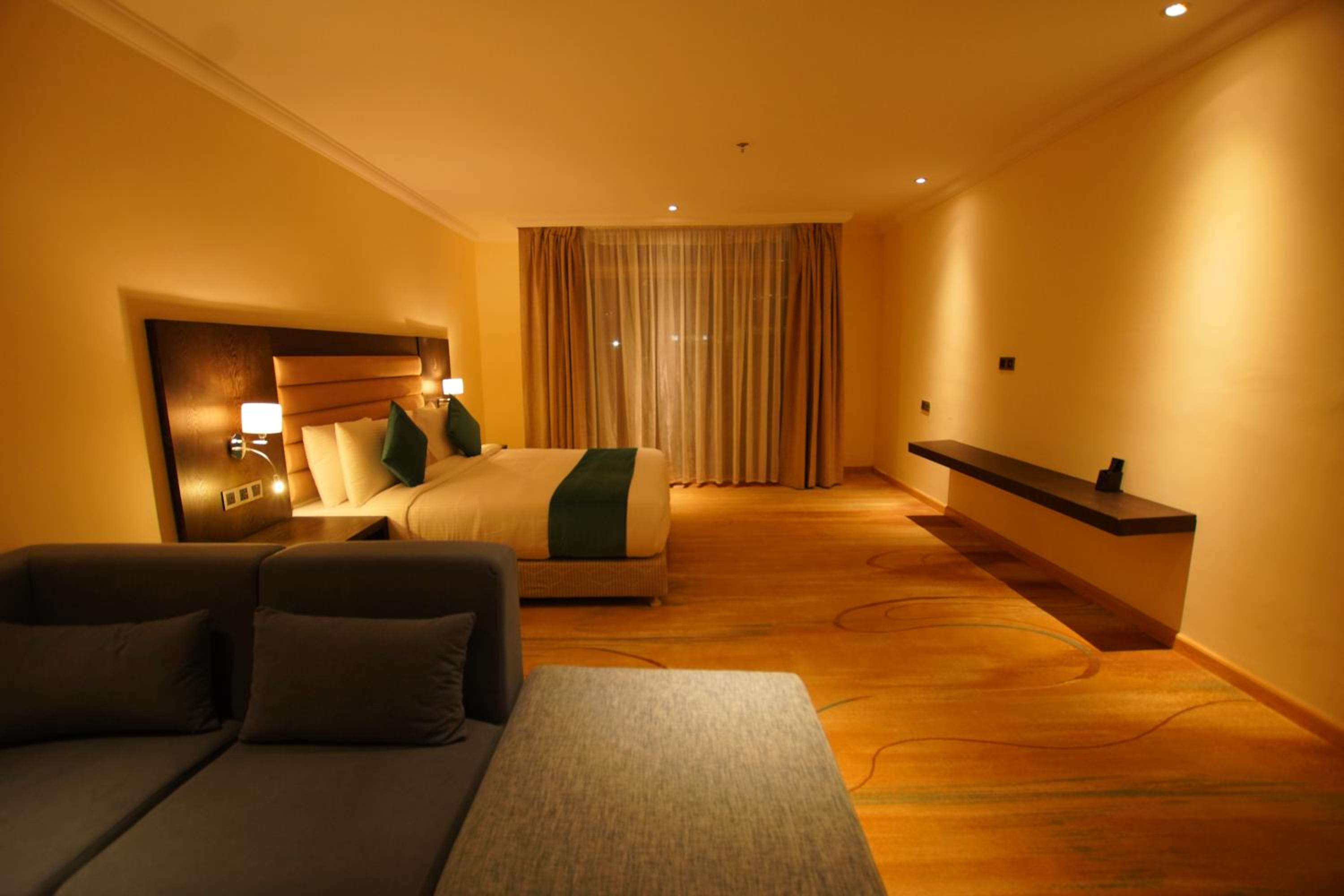 Executive King Room with Balcony - Non-Smoking - Photo 2