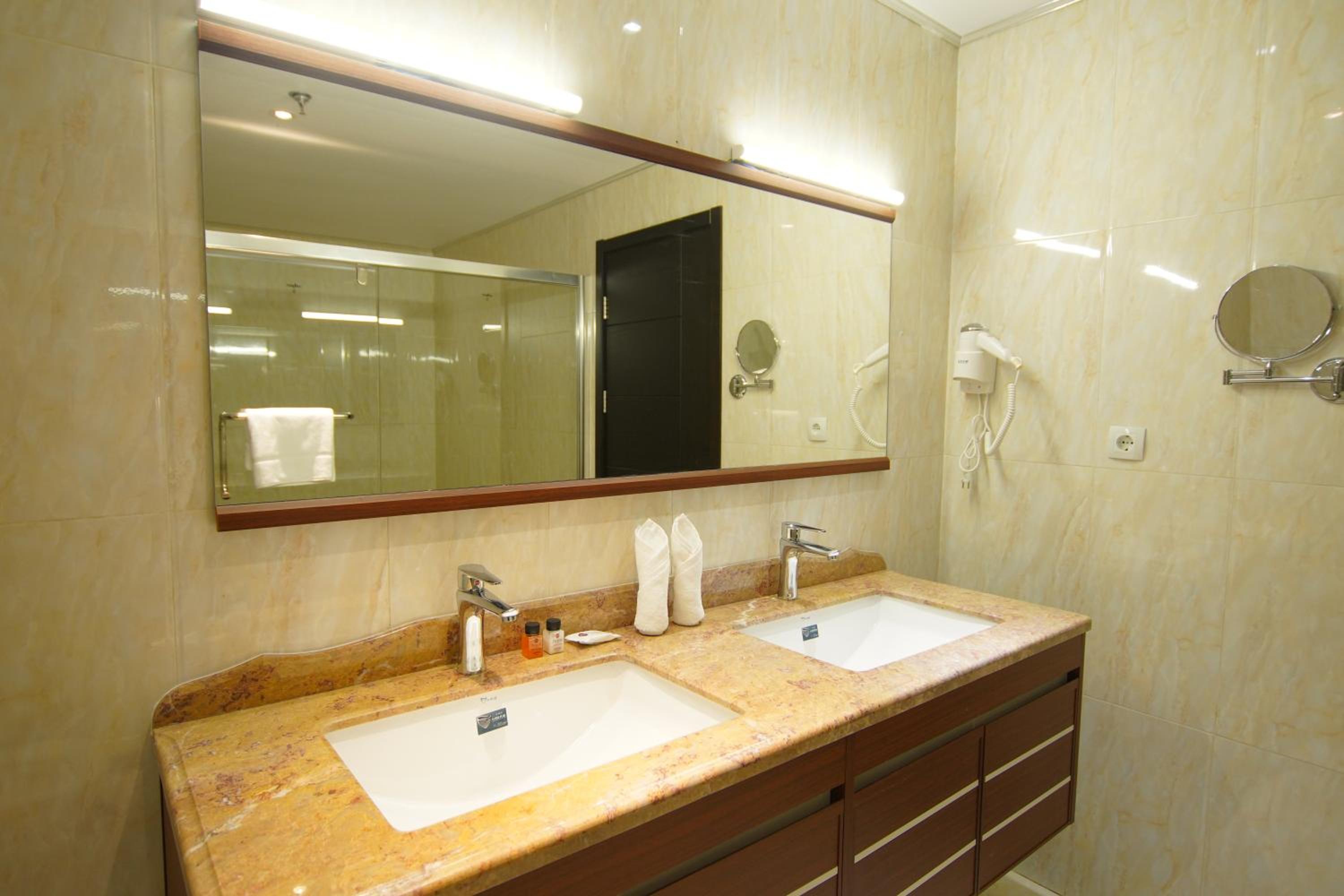 Executive King Room with Balcony - Non-Smoking - Photo 4
