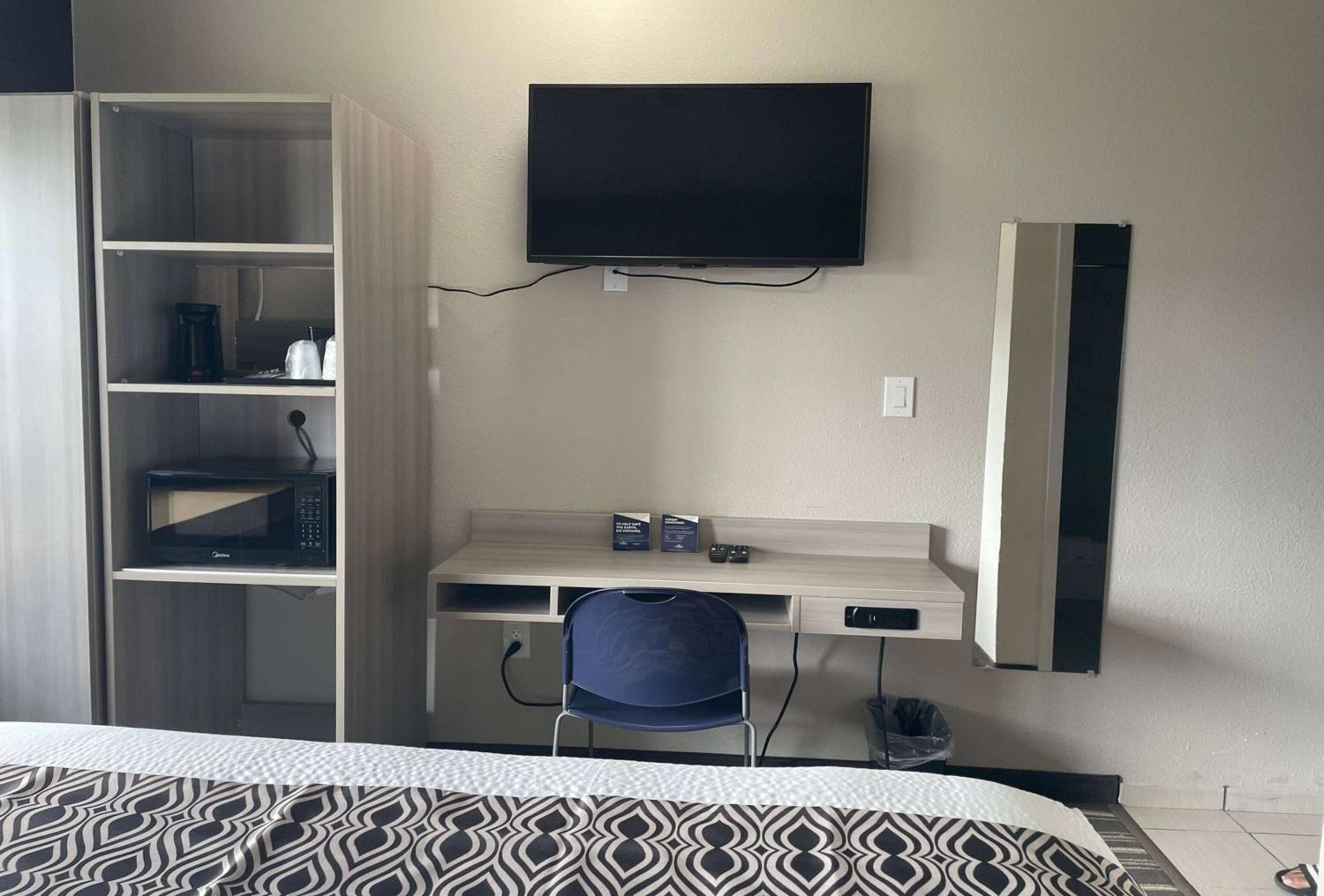 Queen Room - Non-Smoking - Photo 1