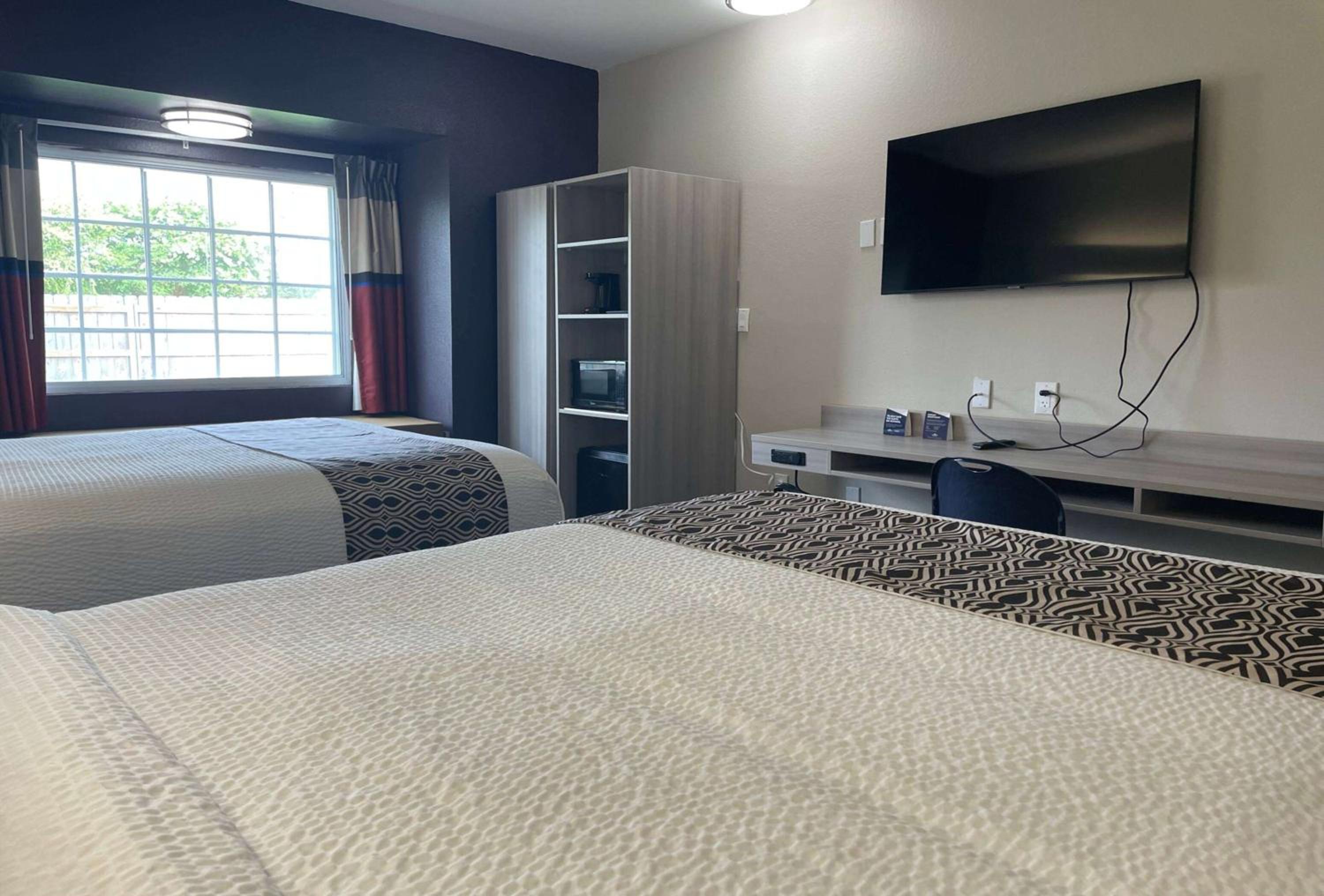 Queen Room with Two Queen Beds - Non-Smoking - Photo 1