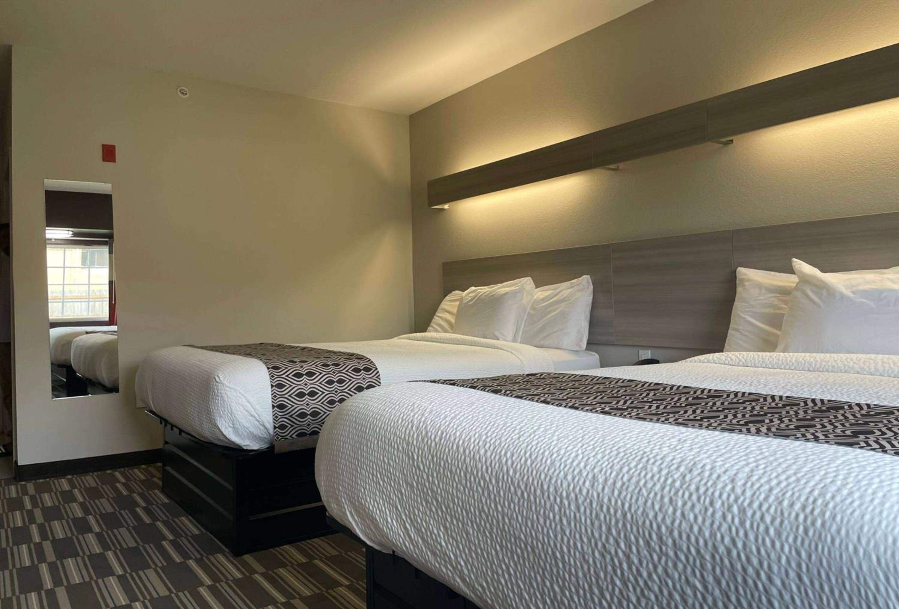 Queen Room with Two Queen Beds - Non-Smoking - Photo 2
