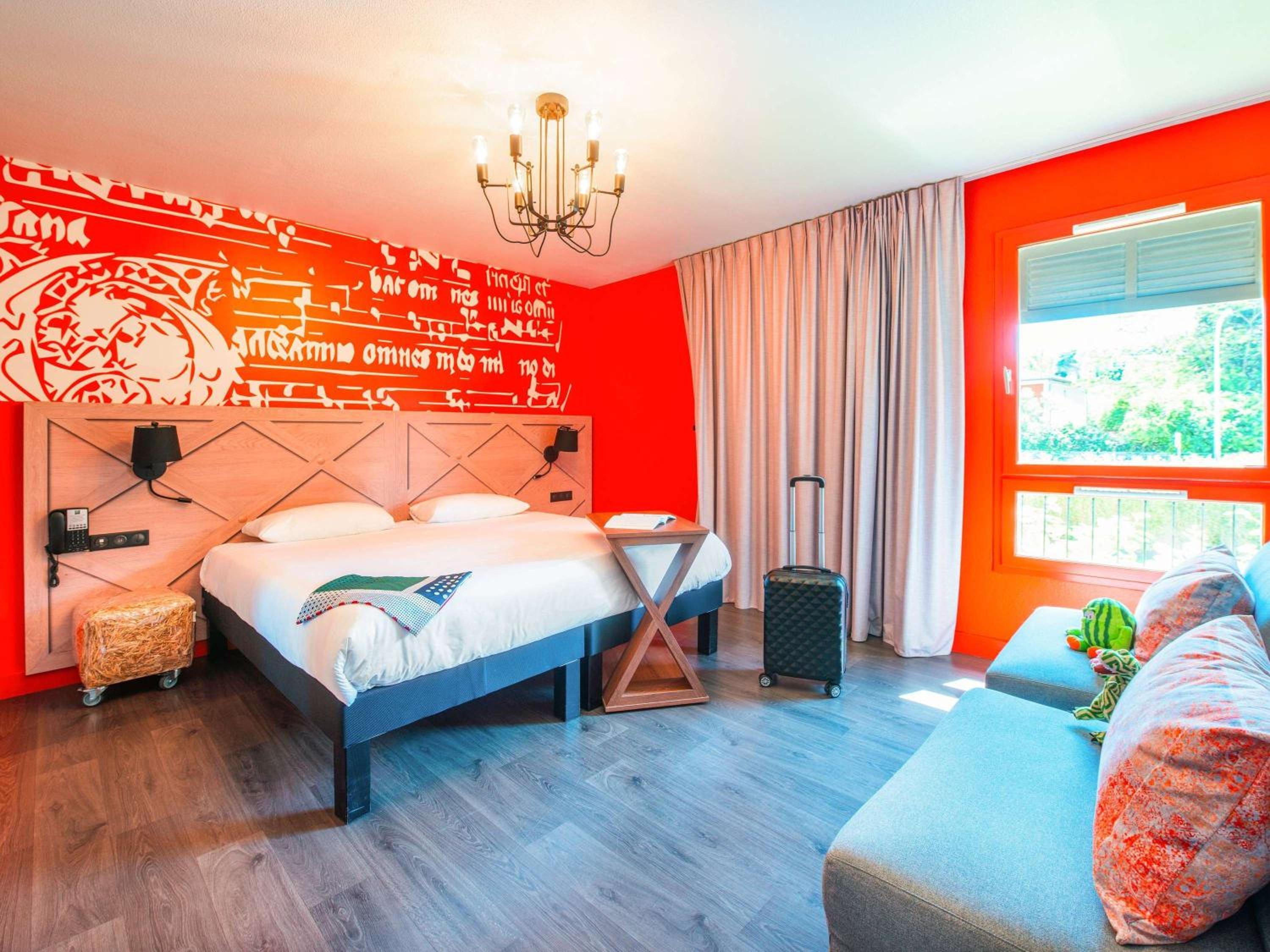 Standard Room with 1 Double Bed and Two Sofa Beds photo 1